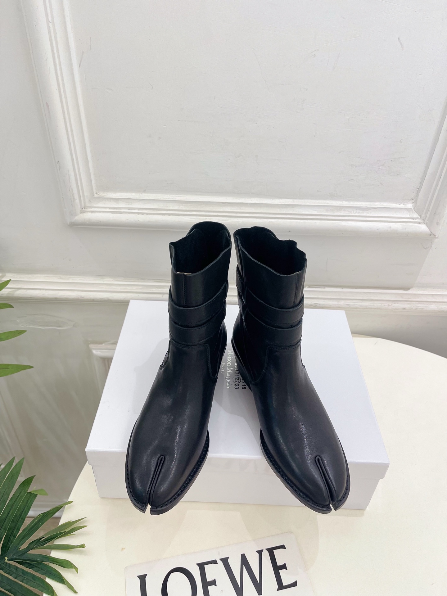 Maison Margiela· 马吉拉26𝐬𝐬 2026秋冬新品 MM6复古皮带扣分趾粗跟短靴———————— MM Maison Margiela· 马吉拉26𝐬𝐬 2026秋冬新品 MM6复古皮带扣分趾粗跟短靴———————— MM