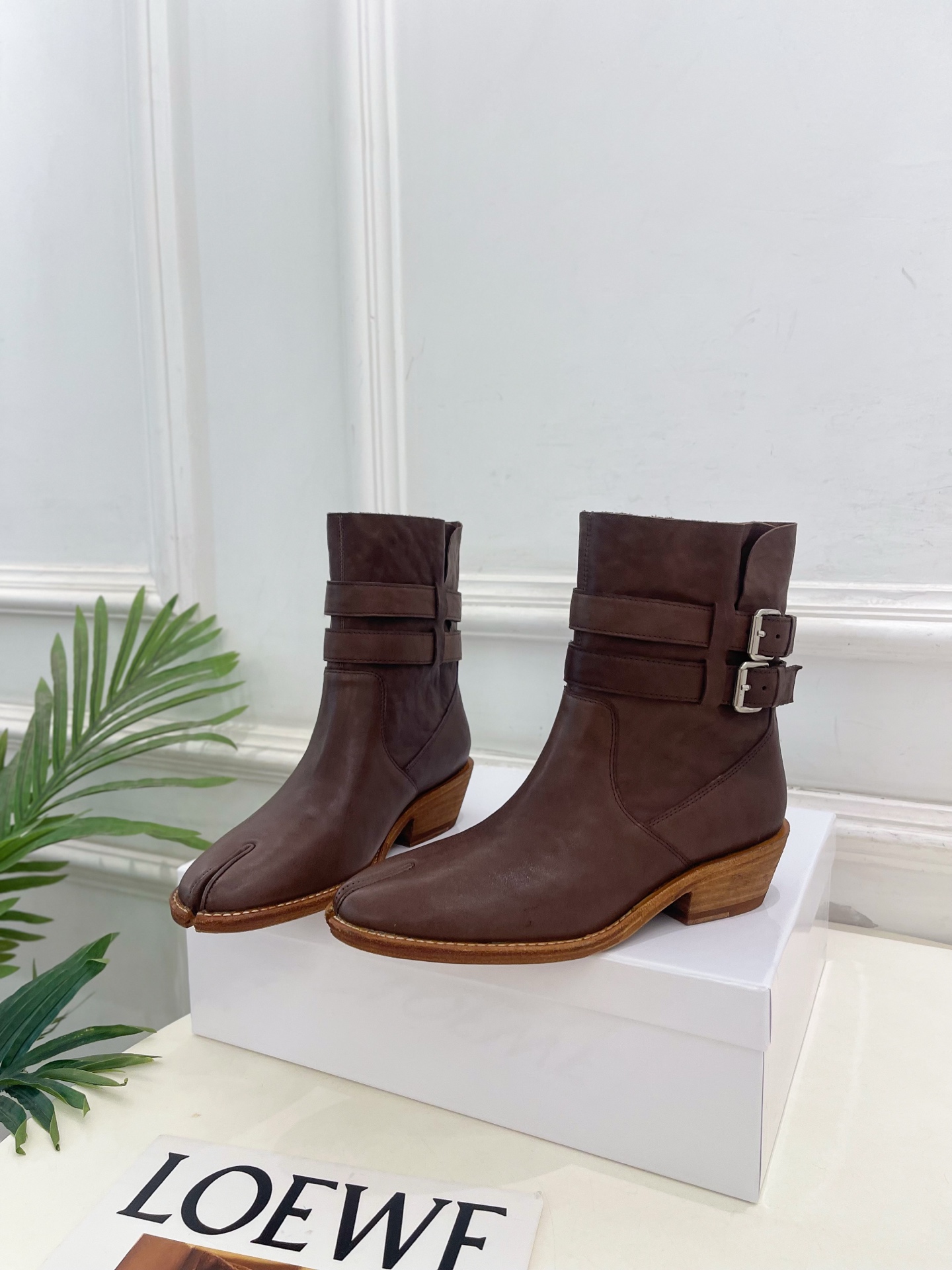 Maison Margiela· 马吉拉26𝐬𝐬  2026秋冬新品 MM6复古皮带扣分趾粗跟短靴———————— MM