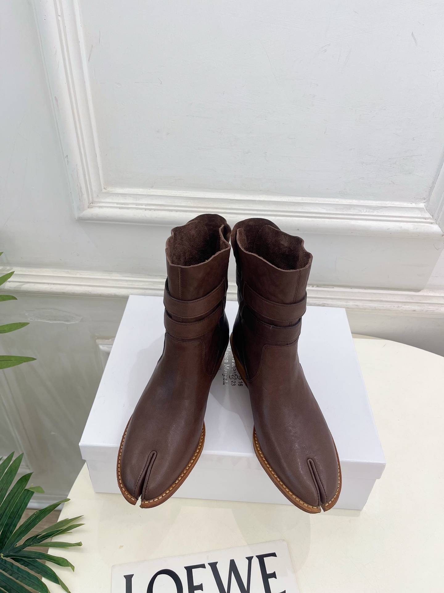 Maison Margiela· 马吉拉26𝐬𝐬 2026秋冬新品 MM6复古皮带扣分趾粗跟短靴———————— MM Maison Margiela· 马吉拉26𝐬𝐬 2026秋冬新品 MM6复古皮带扣分趾粗跟短靴———————— MM