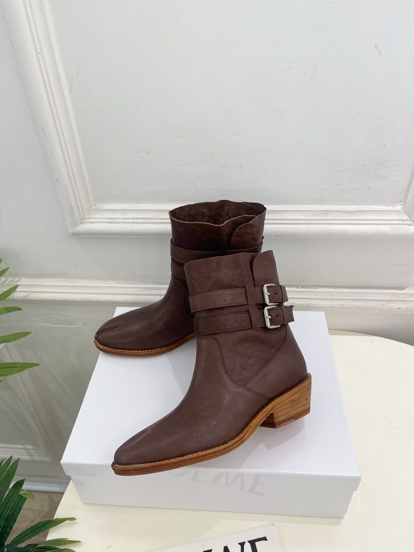 Maison Margiela· 马吉拉26𝐬𝐬  2026秋冬新品 MM6复古皮带扣分趾粗跟短靴———————— MM