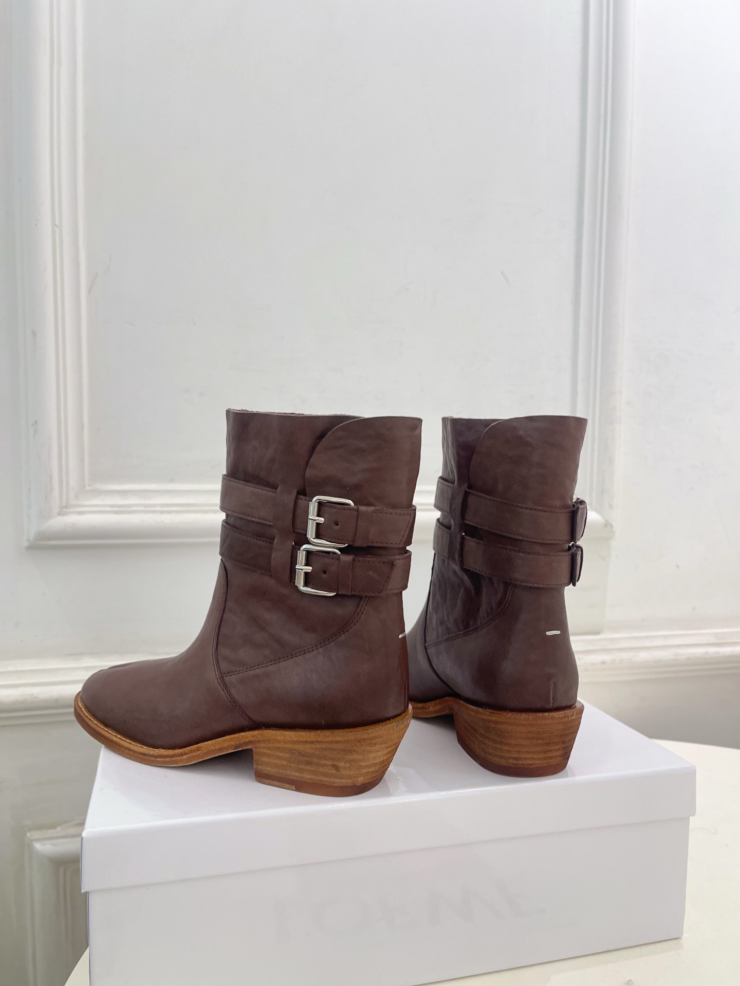 Maison Margiela· 马吉拉26𝐬𝐬 2026秋冬新品 MM6复古皮带扣分趾粗跟短靴———————— MM Maison Margiela· 马吉拉26𝐬𝐬 2026秋冬新品 MM6复古皮带扣分趾粗跟短靴———————— MM