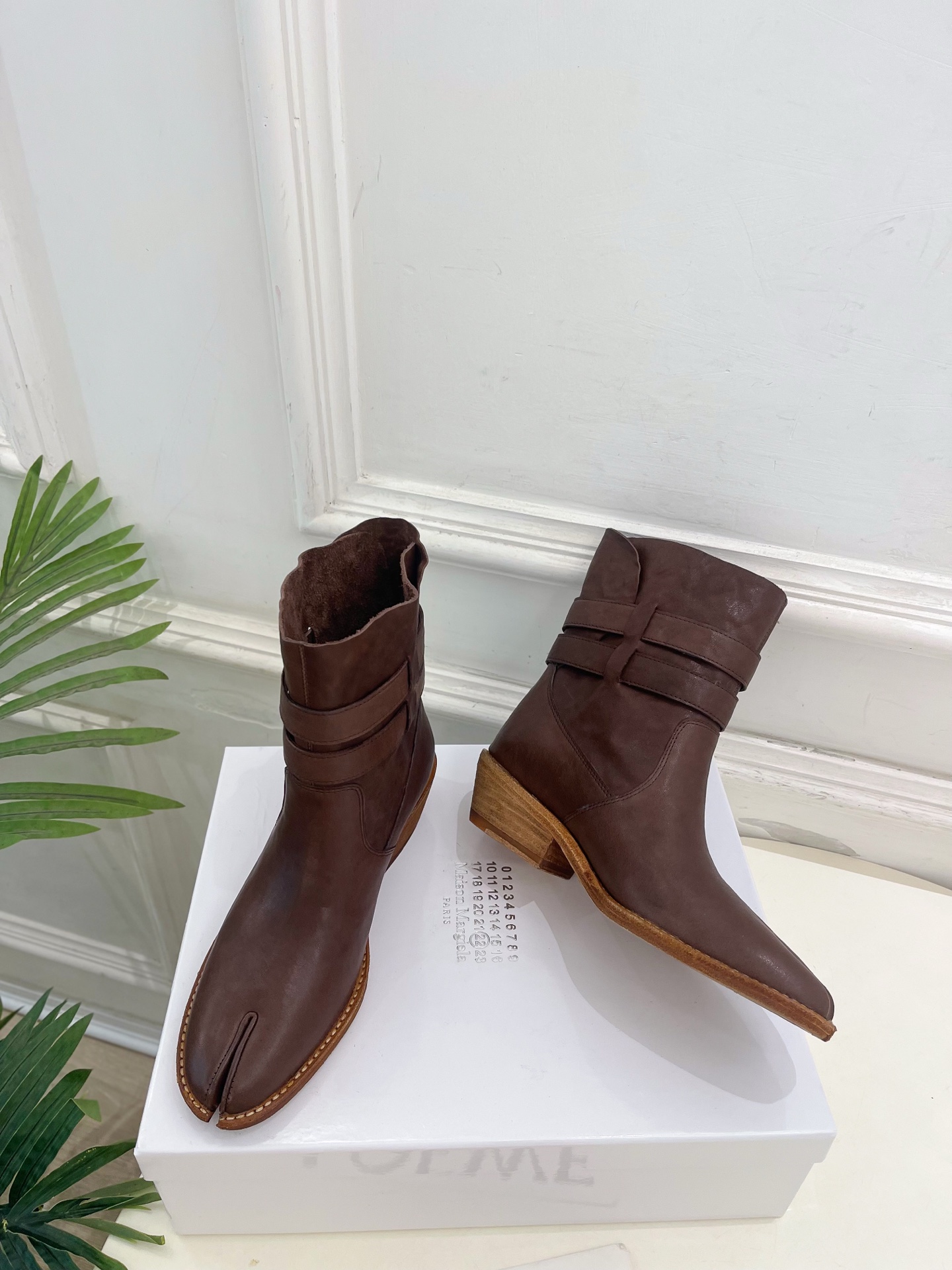 Maison Margiela· 马吉拉26𝐬𝐬 2026秋冬新品 MM6复古皮带扣分趾粗跟短靴———————— MM Maison Margiela· 马吉拉26𝐬𝐬 2026秋冬新品 MM6复古皮带扣分趾粗跟短靴———————— MM