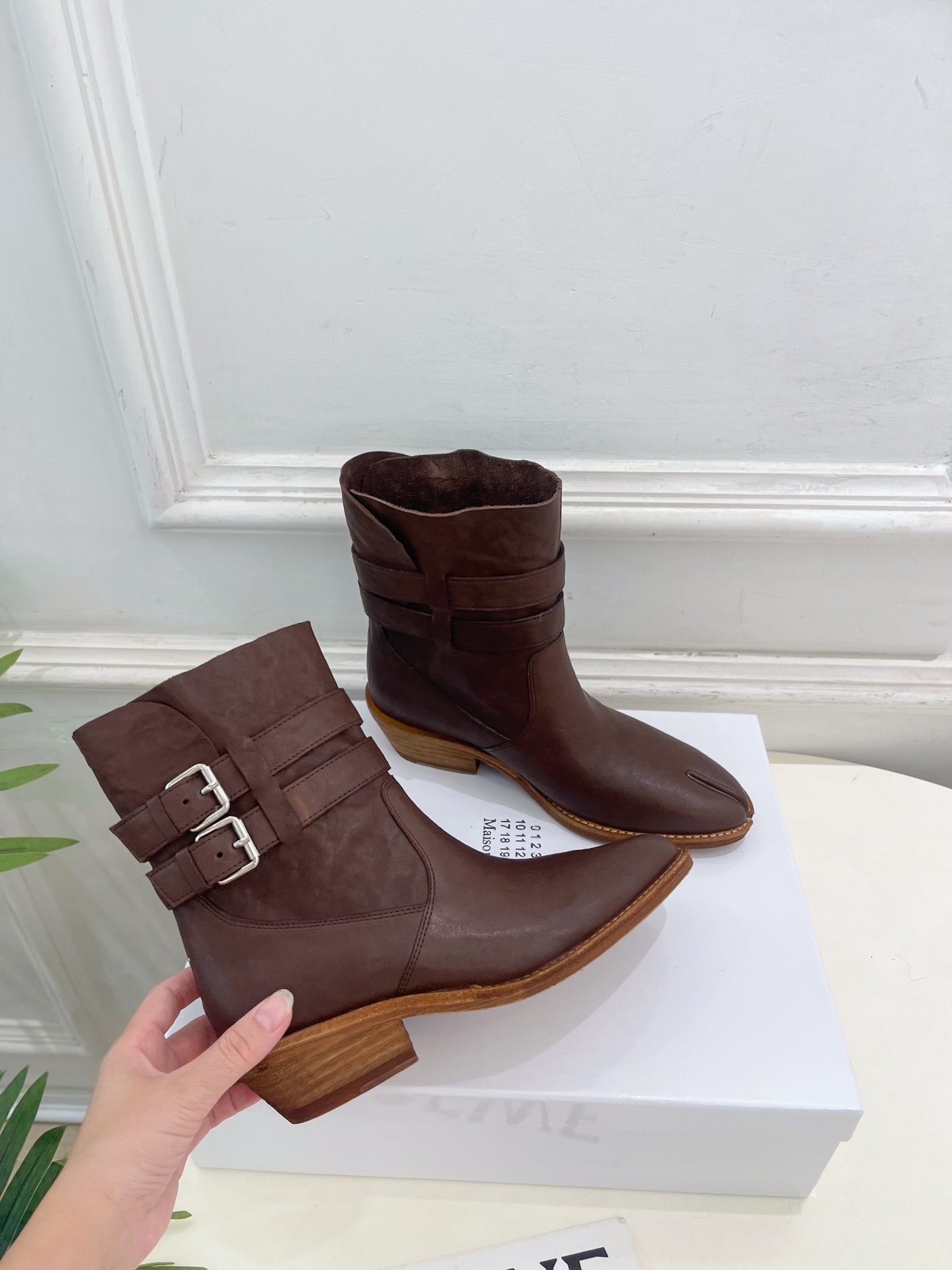 Maison Margiela· 马吉拉26𝐬𝐬  2026秋冬新品 MM6复古皮带扣分趾粗跟短靴———————— MM