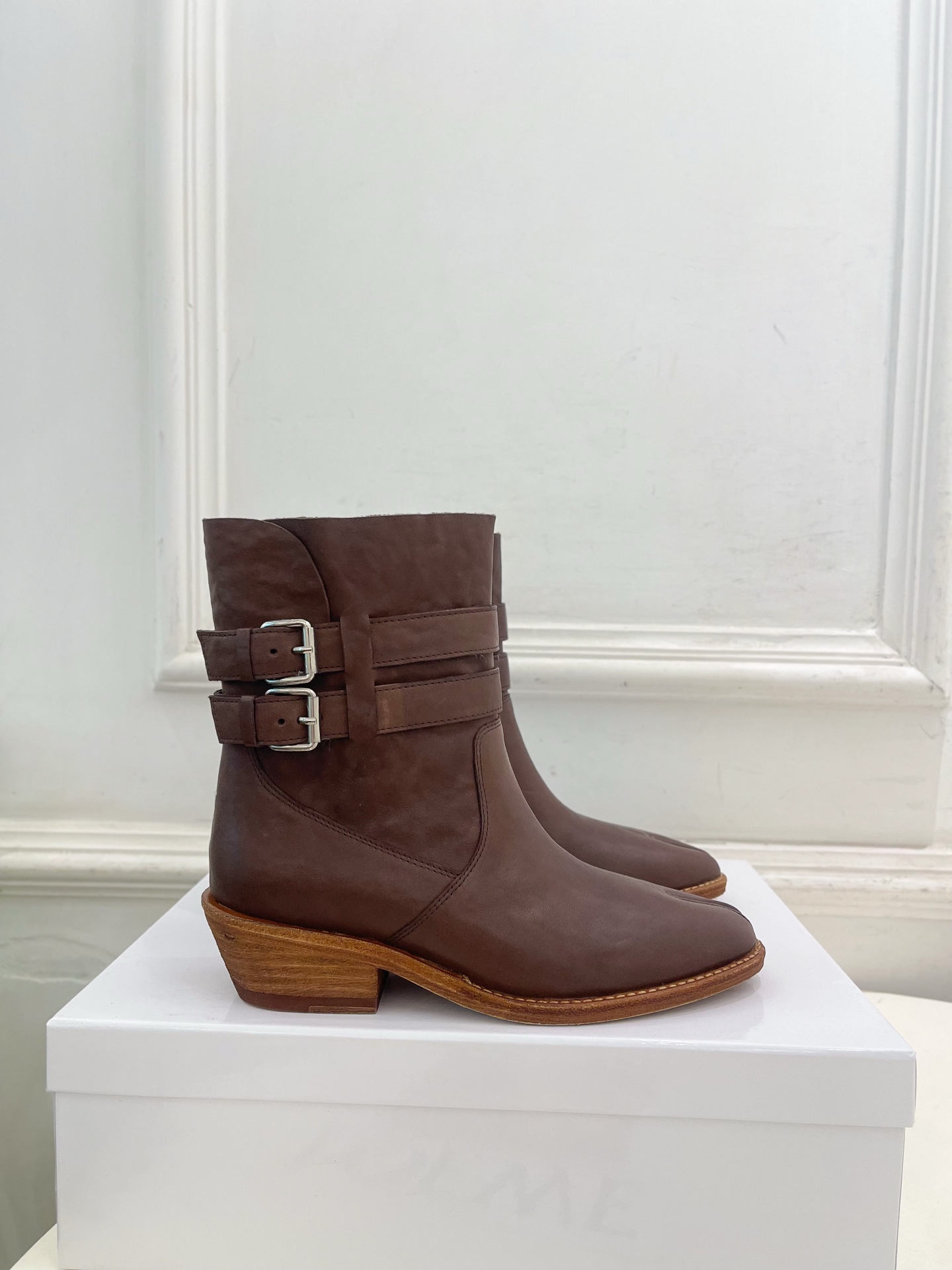 Maison Margiela· 马吉拉26𝐬𝐬  2026秋冬新品 MM6复古皮带扣分趾粗跟短靴———————— MM