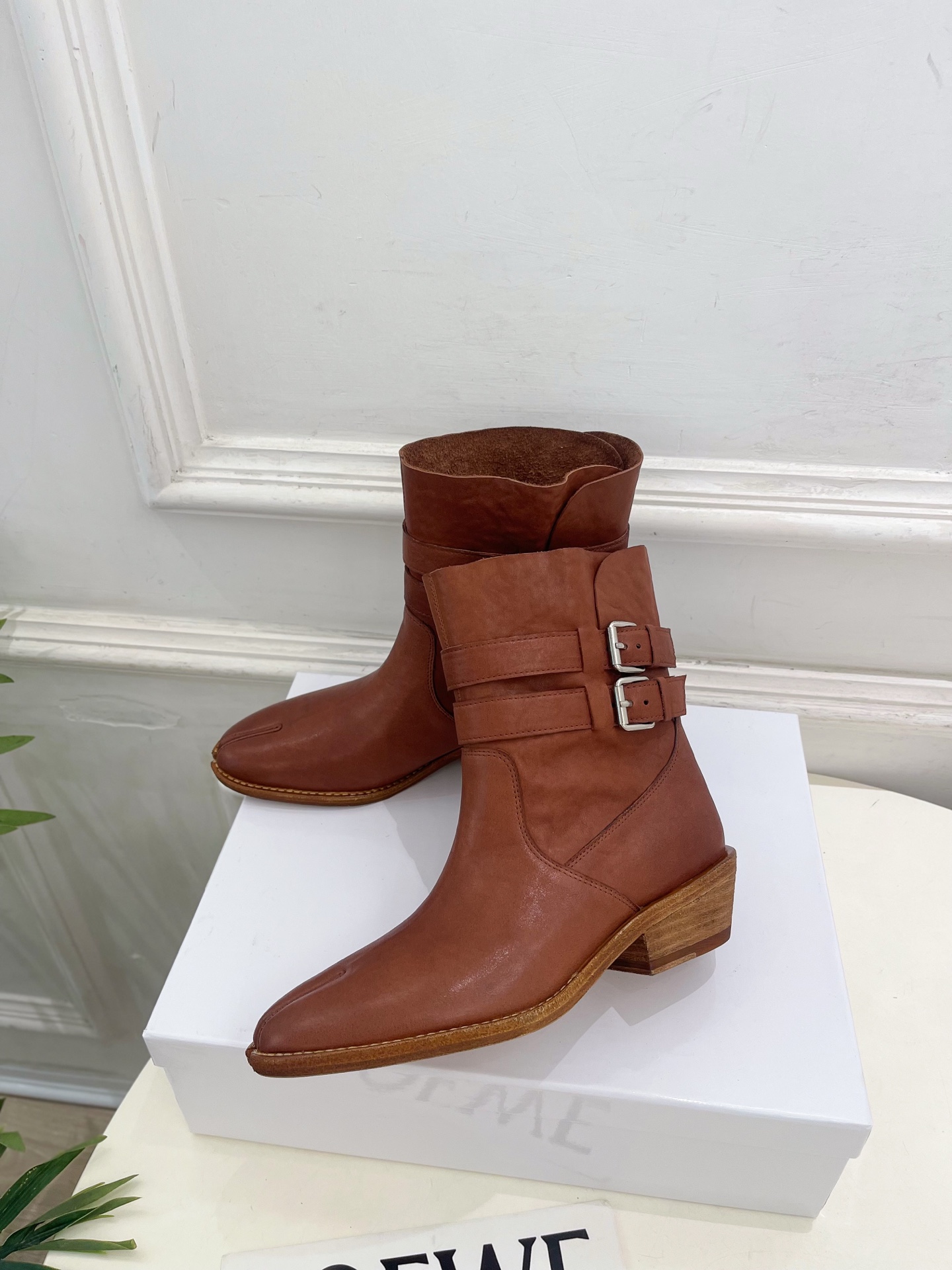 Maison Margiela· 马吉拉26𝐬𝐬 2026秋冬新品 MM6复古皮带扣分趾粗跟短靴———————— MM Maison Margiela· 马吉拉26𝐬𝐬 2026秋冬新品 MM6复古皮带扣分趾粗跟短靴———————— MM