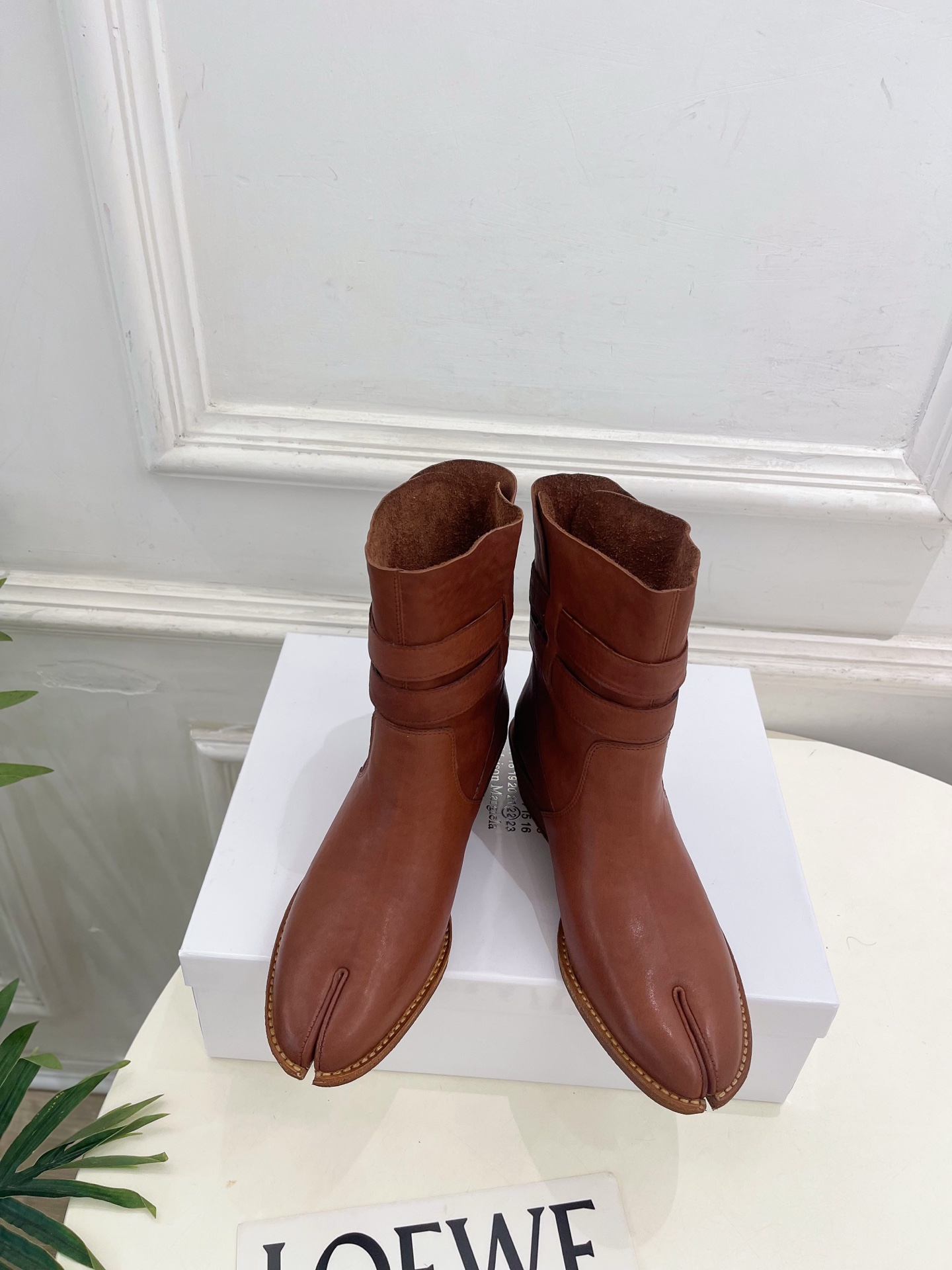 Maison Margiela· 马吉拉26𝐬𝐬 2026秋冬新品 MM6复古皮带扣分趾粗跟短靴———————— MM Maison Margiela· 马吉拉26𝐬𝐬 2026秋冬新品 MM6复古皮带扣分趾粗跟短靴———————— MM