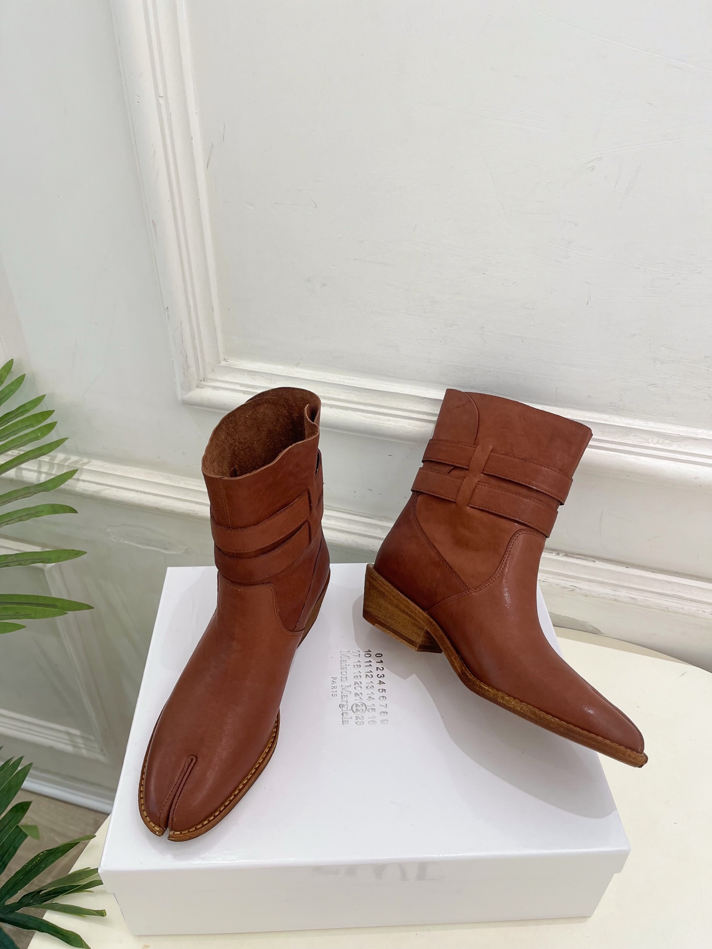 Maison Margiela· 马吉拉26𝐬𝐬 2026秋冬新品 MM6复古皮带扣分趾粗跟短靴———————— MM Maison Margiela· 马吉拉26𝐬𝐬 2026秋冬新品 MM6复古皮带扣分趾粗跟短靴———————— MM