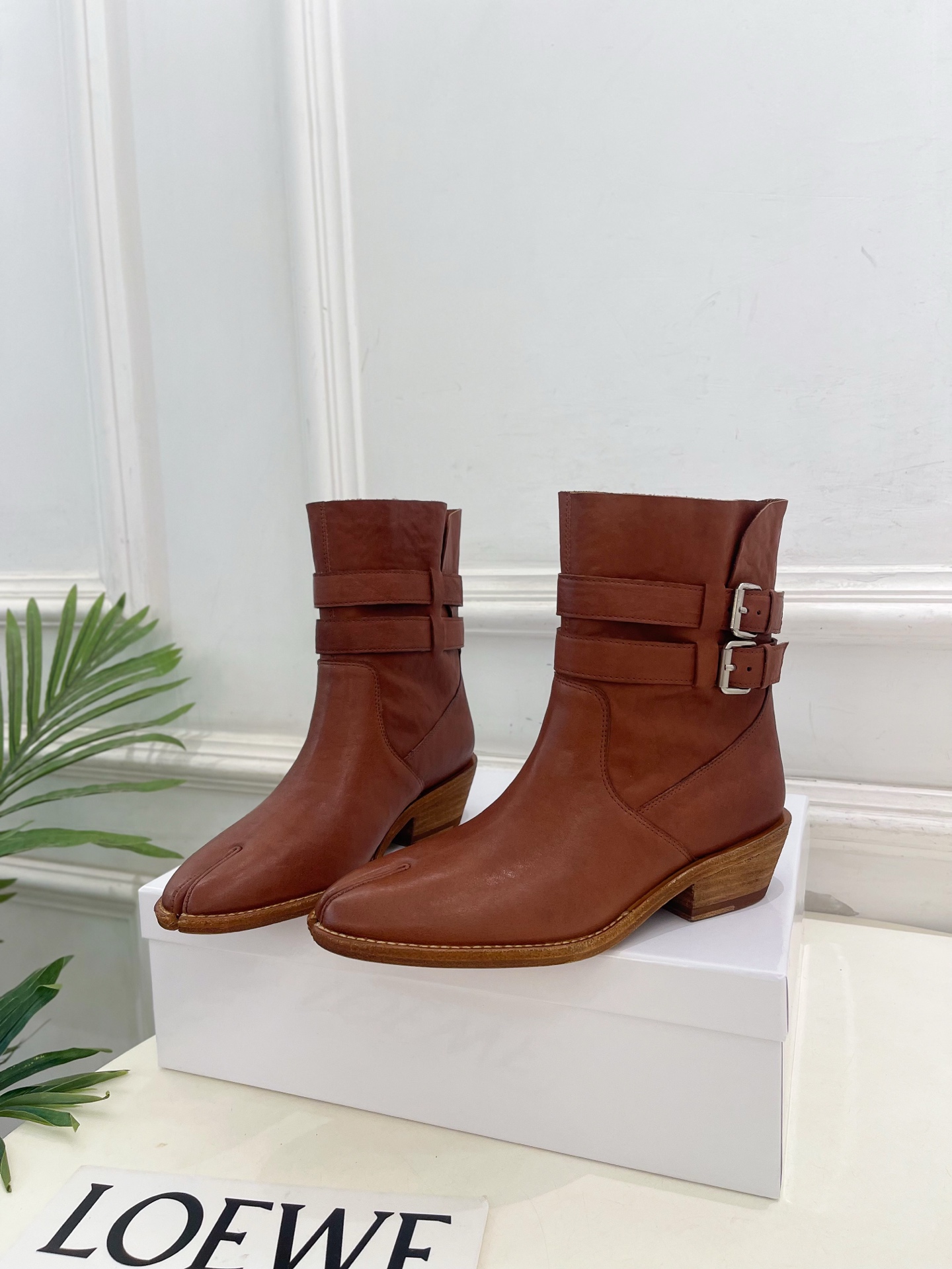 Maison Margiela· 马吉拉26𝐬𝐬 2026秋冬新品 MM6复古皮带扣分趾粗跟短靴———————— MM Maison Margiela· 马吉拉26𝐬𝐬 2026秋冬新品 MM6复古皮带扣分趾粗跟短靴———————— MM
