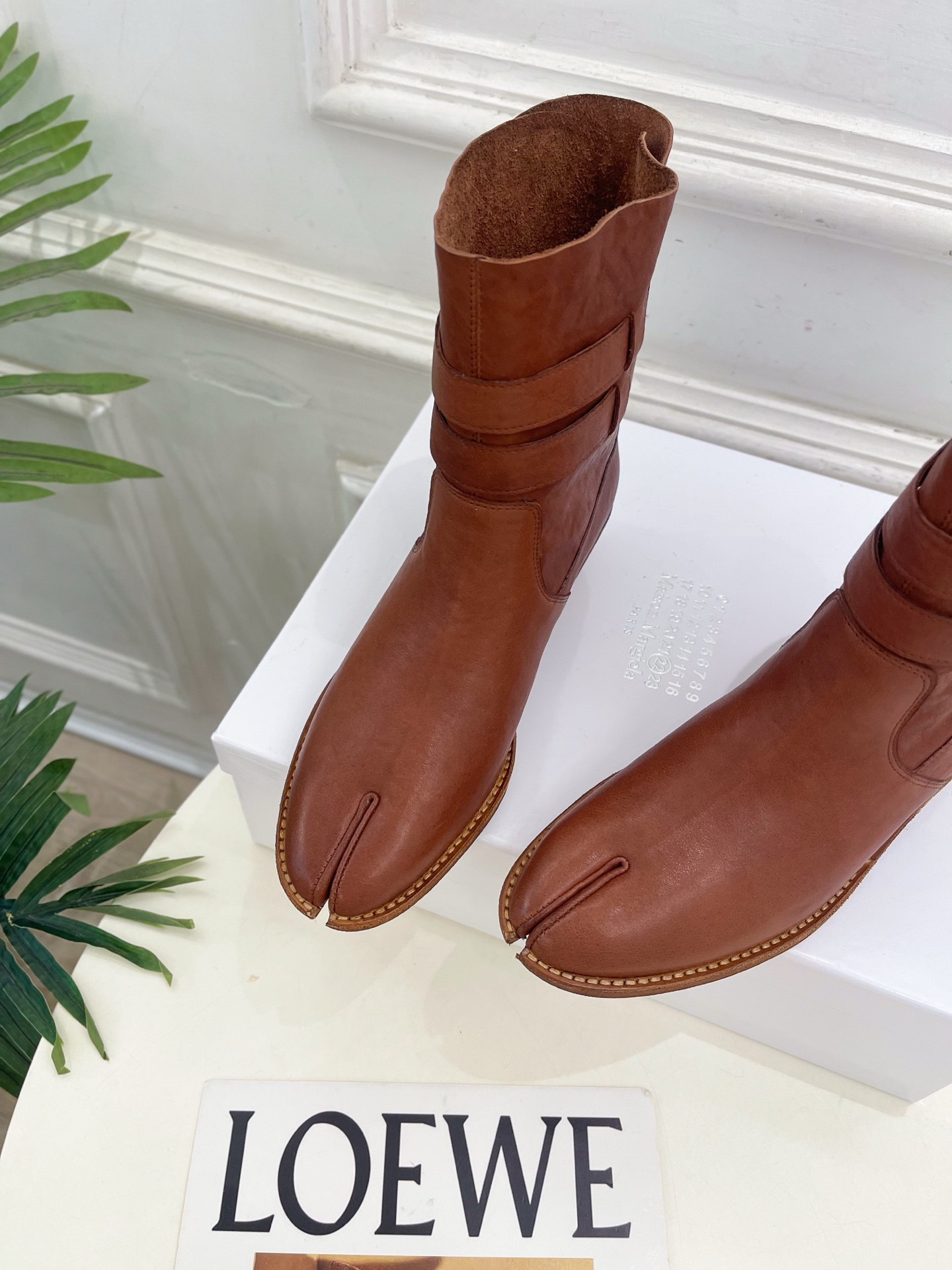 Maison Margiela· 马吉拉26𝐬𝐬 2026秋冬新品 MM6复古皮带扣分趾粗跟短靴———————— MM Maison Margiela· 马吉拉26𝐬𝐬 2026秋冬新品 MM6复古皮带扣分趾粗跟短靴———————— MM