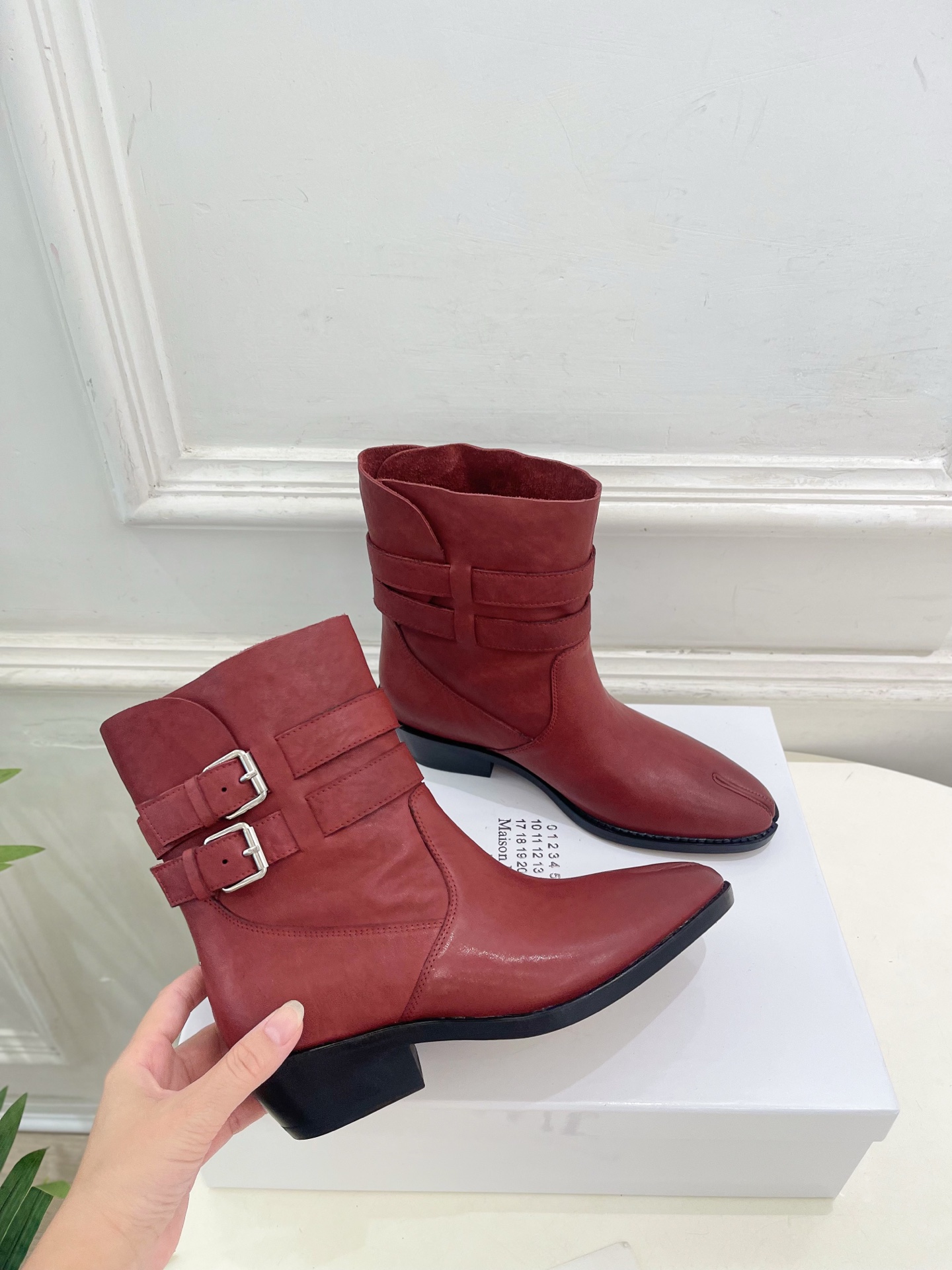 Maison Margiela· 马吉拉26𝐬𝐬  2026秋冬新品 MM6复古皮带扣分趾粗跟短靴———————— MM