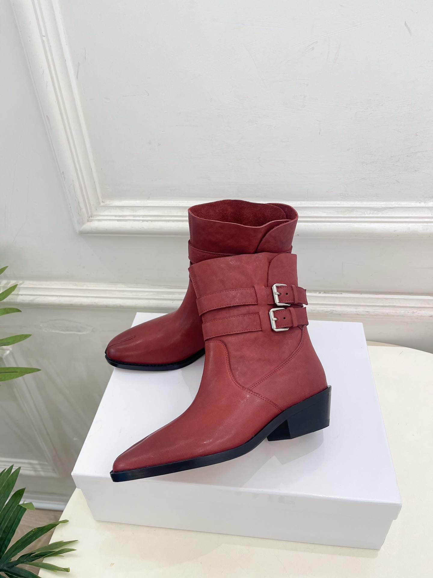 Maison Margiela· 马吉拉26𝐬𝐬  2026秋冬新品 MM6复古皮带扣分趾粗跟短靴———————— MM