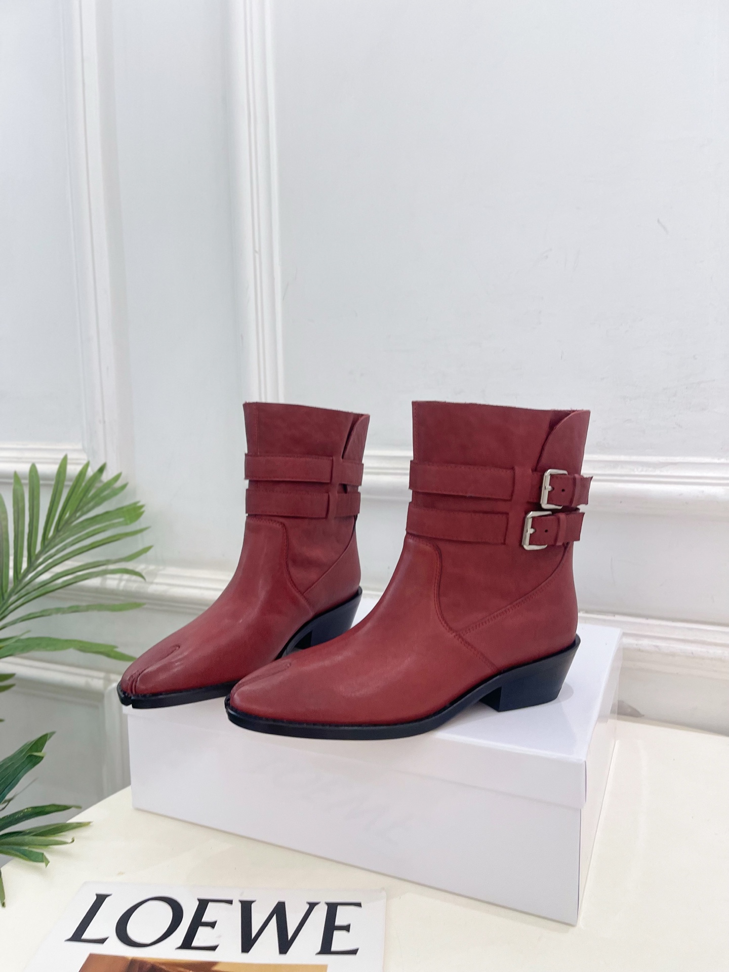 Maison Margiela· 马吉拉26𝐬𝐬  2026秋冬新品 MM6复古皮带扣分趾粗跟短靴———————— MM