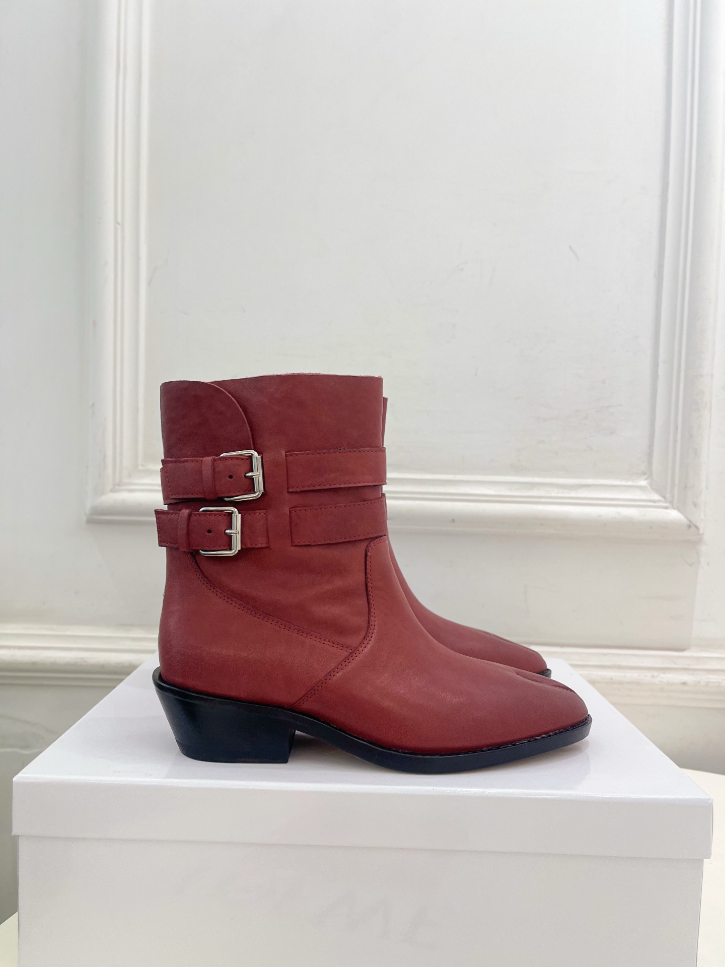 Maison Margiela· 马吉拉26𝐬𝐬  2026秋冬新品 MM6复古皮带扣分趾粗跟短靴———————— MM