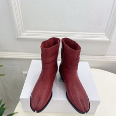 Maison Margiela· 马吉拉26𝐬𝐬 2026秋冬新品 MM6复古皮带扣分趾粗跟短靴———————— MM Maison Margiela· 马吉拉26𝐬𝐬 2026秋冬新品 MM6复古皮带扣分趾粗跟短靴———————— MM
