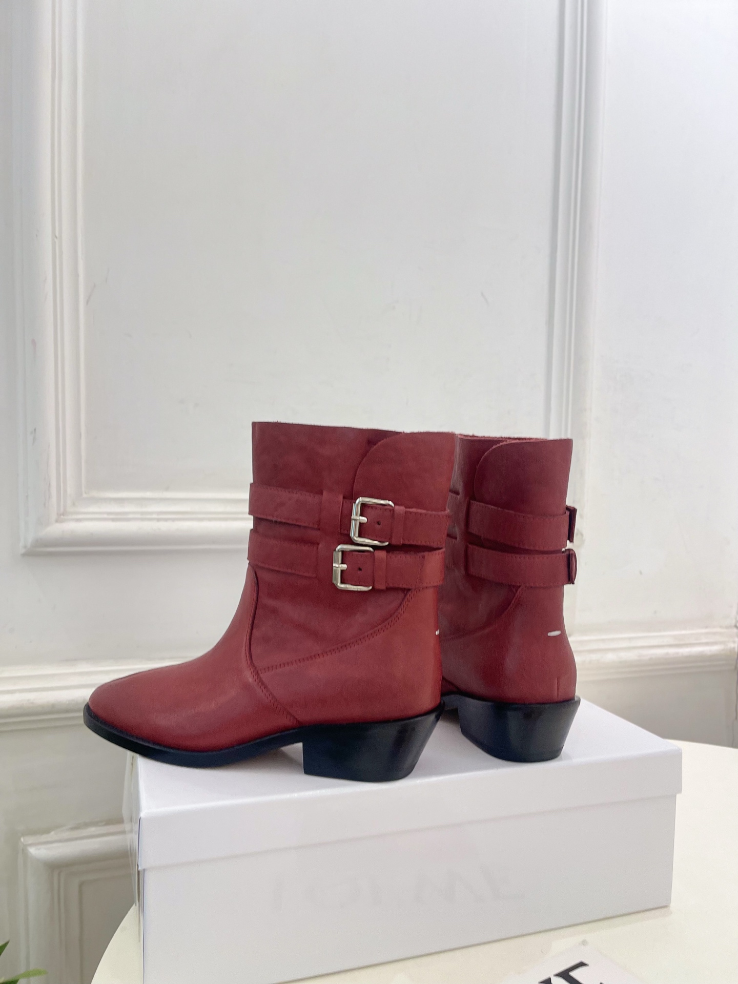 Maison Margiela· 马吉拉26𝐬𝐬  2026秋冬新品 MM6复古皮带扣分趾粗跟短靴———————— MM