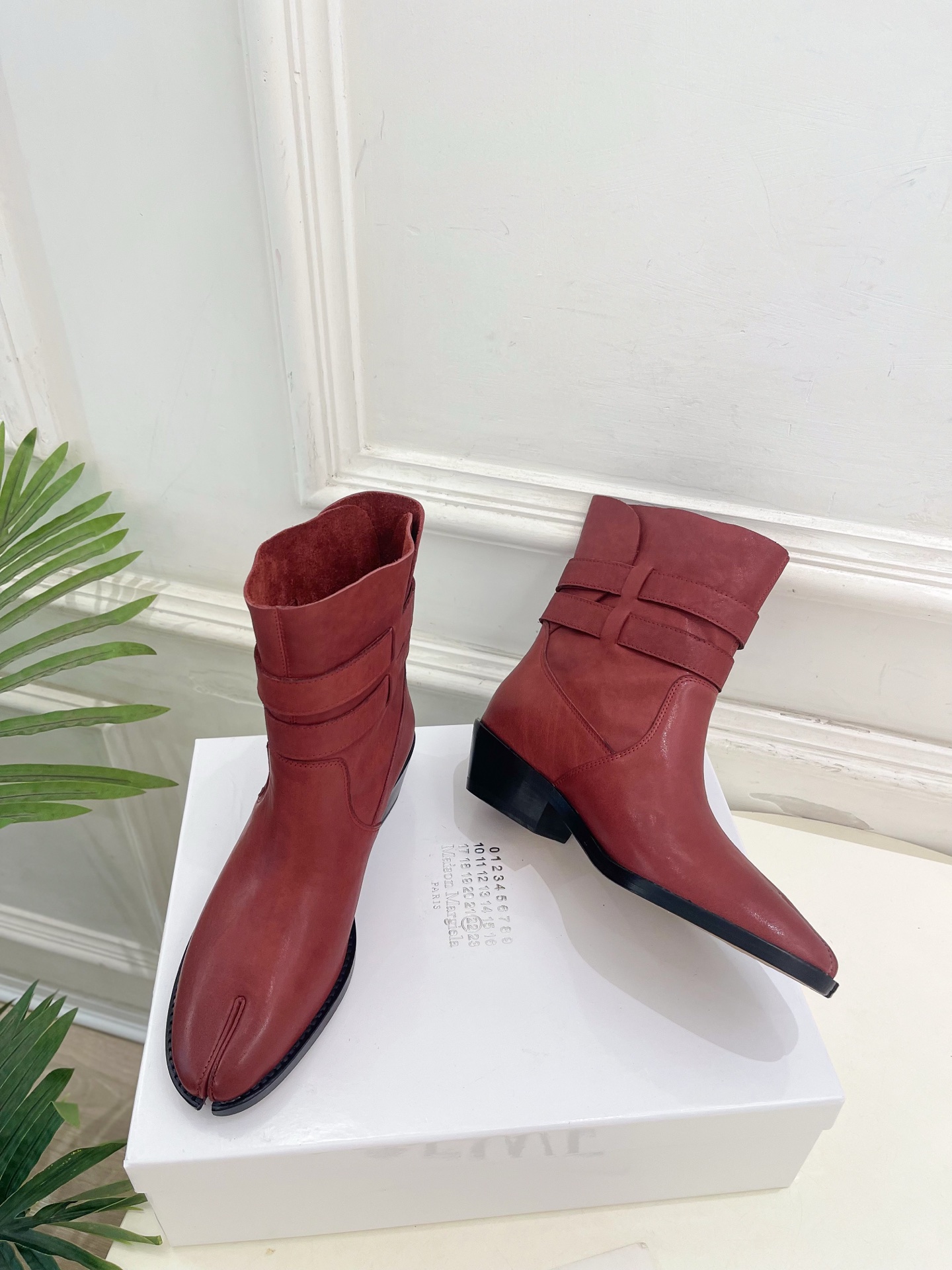 Maison Margiela· 马吉拉26𝐬𝐬 2026秋冬新品 MM6复古皮带扣分趾粗跟短靴———————— MM Maison Margiela· 马吉拉26𝐬𝐬 2026秋冬新品 MM6复古皮带扣分趾粗跟短靴———————— MM