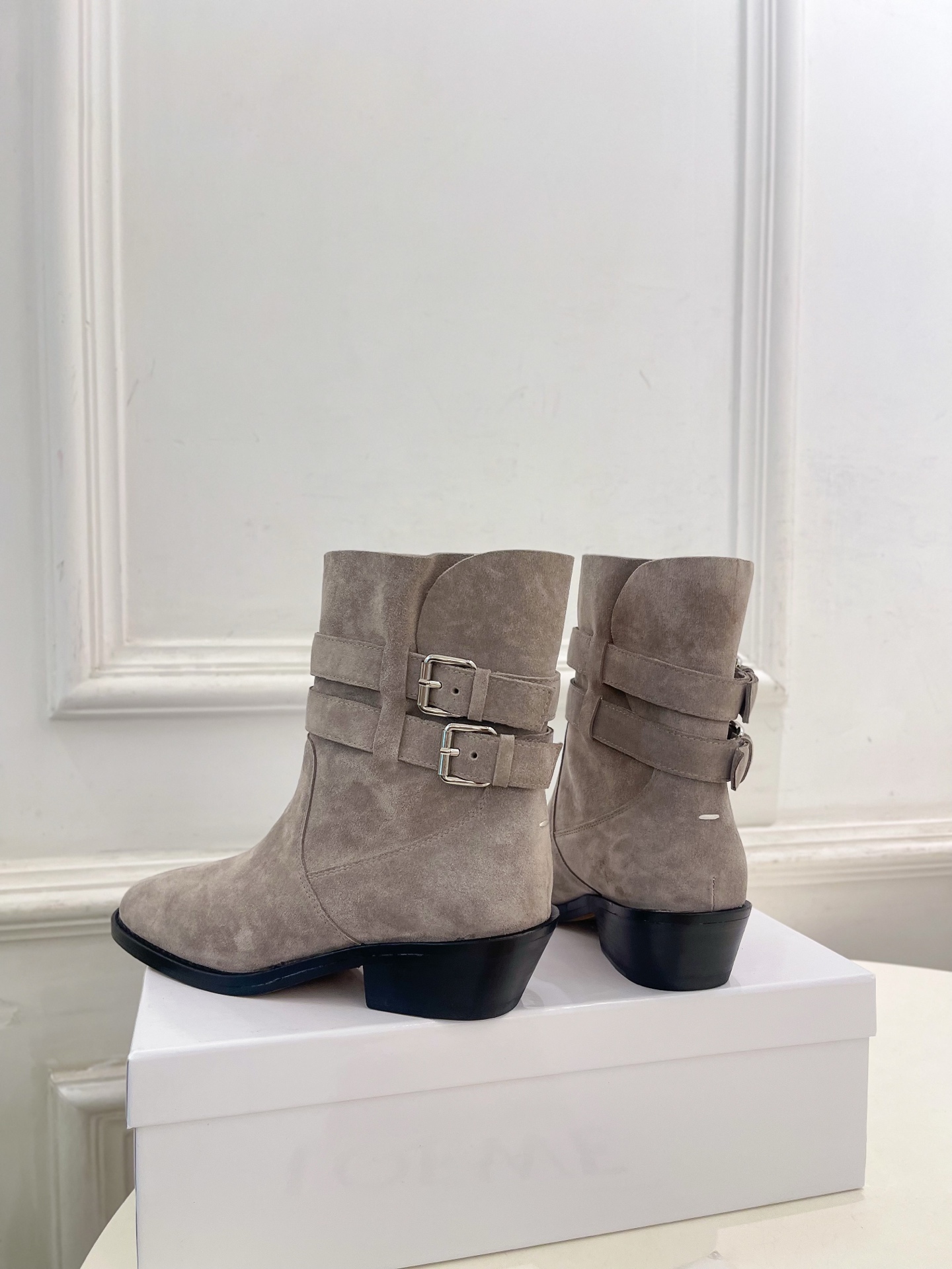 Maison Margiela· 马吉拉26𝐬𝐬 2026秋冬新品 MM6复古皮带扣分趾粗跟短靴———————— MM Maison Margiela· 马吉拉26𝐬𝐬 2026秋冬新品 MM6复古皮带扣分趾粗跟短靴———————— MM