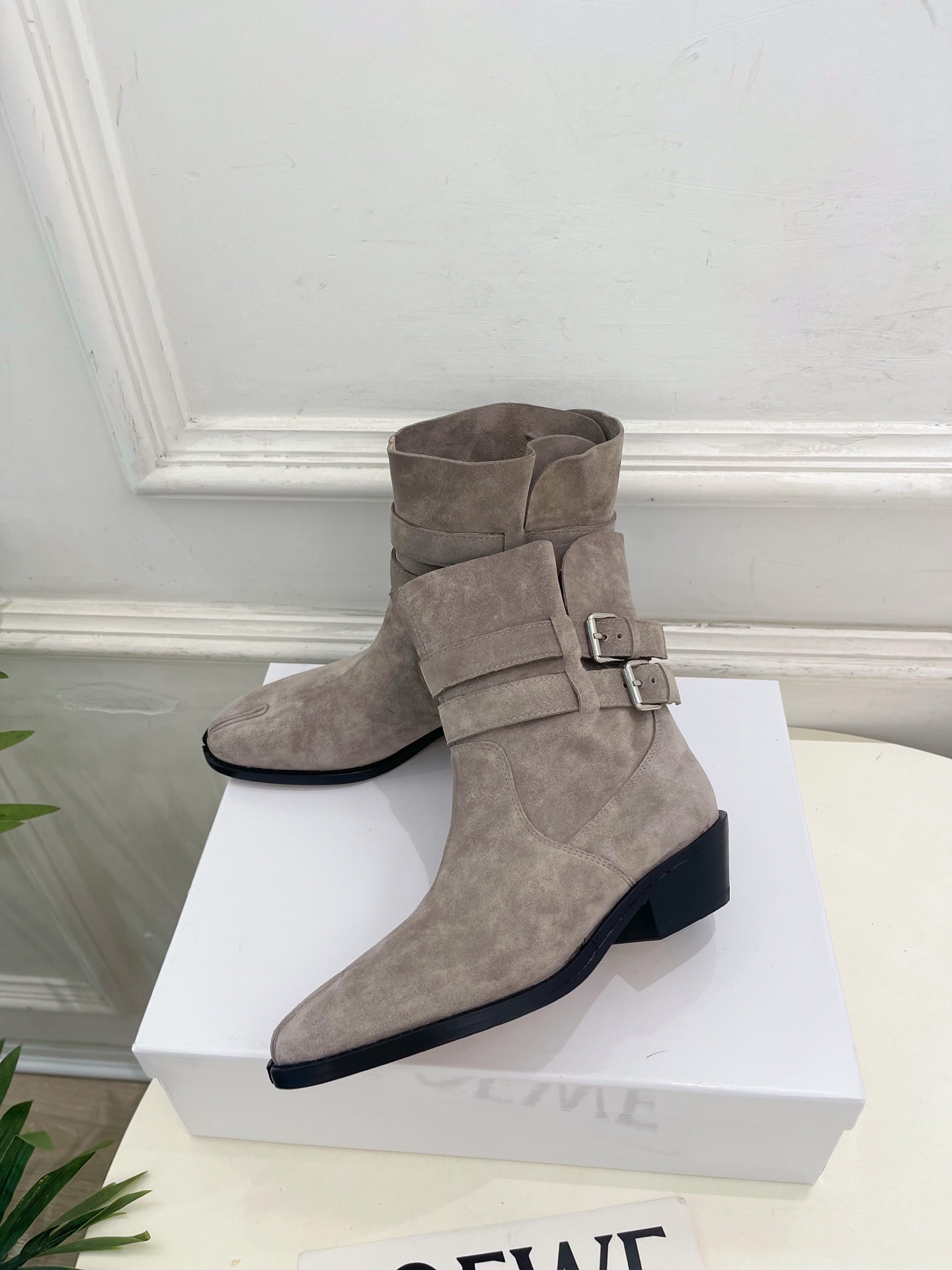 Maison Margiela· 马吉拉26𝐬𝐬 2026秋冬新品 MM6复古皮带扣分趾粗跟短靴———————— MM Maison Margiela· 马吉拉26𝐬𝐬 2026秋冬新品 MM6复古皮带扣分趾粗跟短靴———————— MM