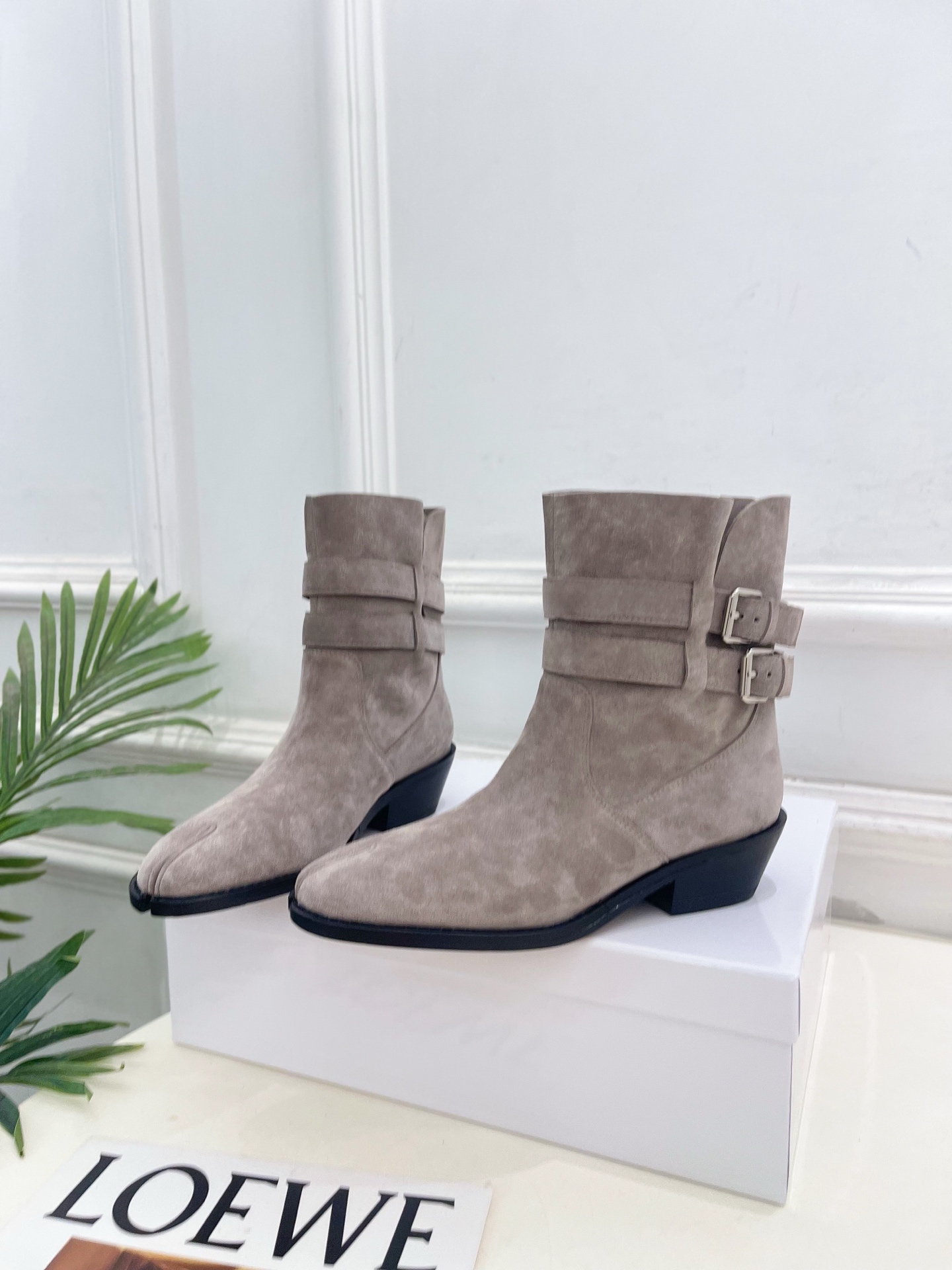 Maison Margiela· 马吉拉26𝐬𝐬 2026秋冬新品 MM6复古皮带扣分趾粗跟短靴———————— MM Maison Margiela· 马吉拉26𝐬𝐬 2026秋冬新品 MM6复古皮带扣分趾粗跟短靴———————— MM