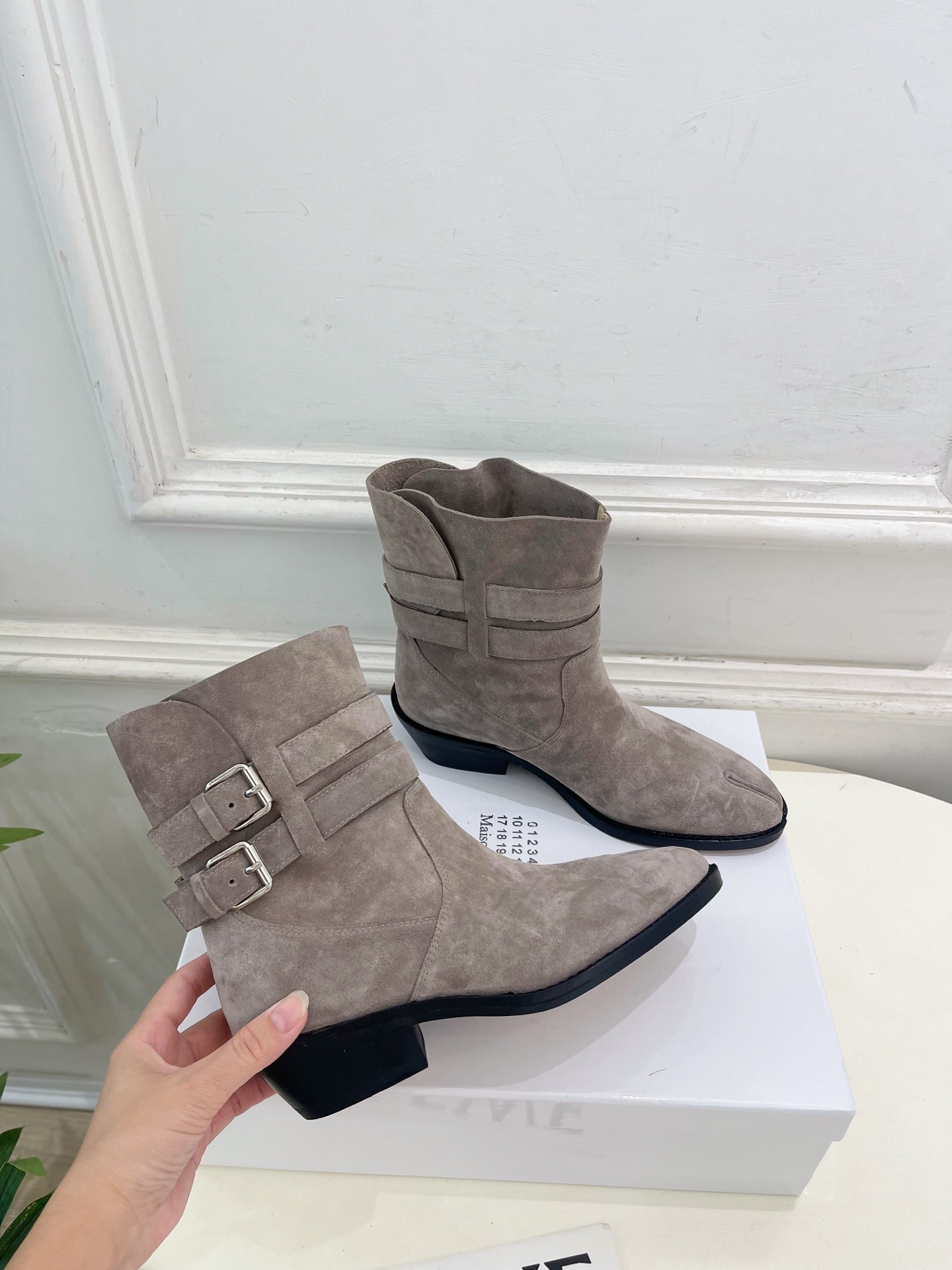 Maison Margiela· 马吉拉26𝐬𝐬 2026秋冬新品 MM6复古皮带扣分趾粗跟短靴———————— MM Maison Margiela· 马吉拉26𝐬𝐬 2026秋冬新品 MM6复古皮带扣分趾粗跟短靴———————— MM