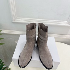Maison Margiela· 马吉拉26𝐬𝐬 2026秋冬新品 MM6复古皮带扣分趾粗跟短靴———————— MM Maison Margiela· 马吉拉26𝐬𝐬 2026秋冬新品 MM6复古皮带扣分趾粗跟短靴———————— MM