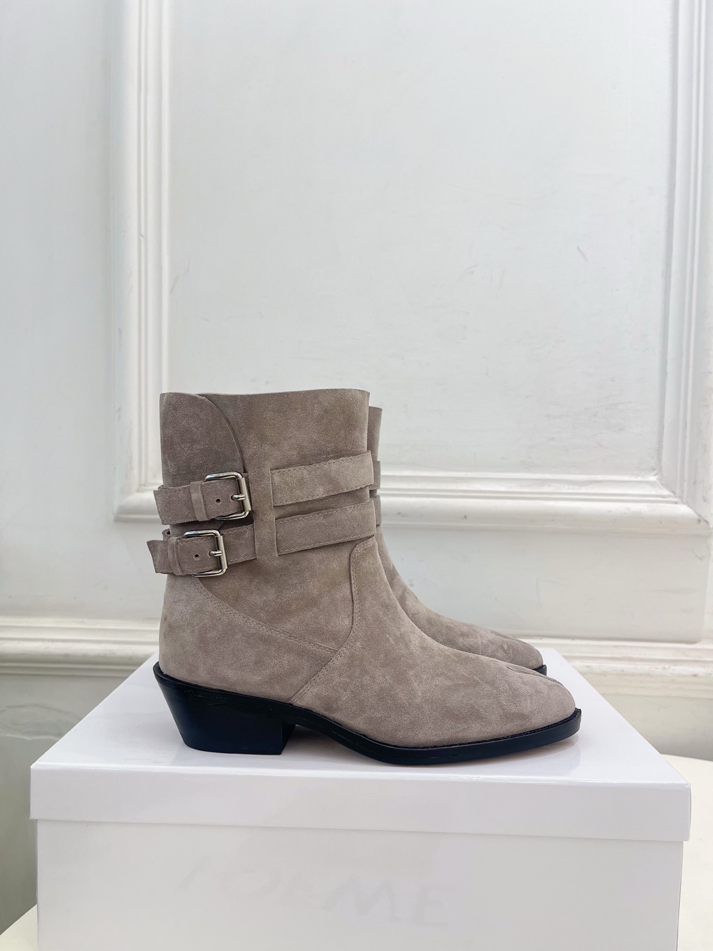 Maison Margiela· 马吉拉26𝐬𝐬 2026秋冬新品 MM6复古皮带扣分趾粗跟短靴———————— MM Maison Margiela· 马吉拉26𝐬𝐬 2026秋冬新品 MM6复古皮带扣分趾粗跟短靴———————— MM