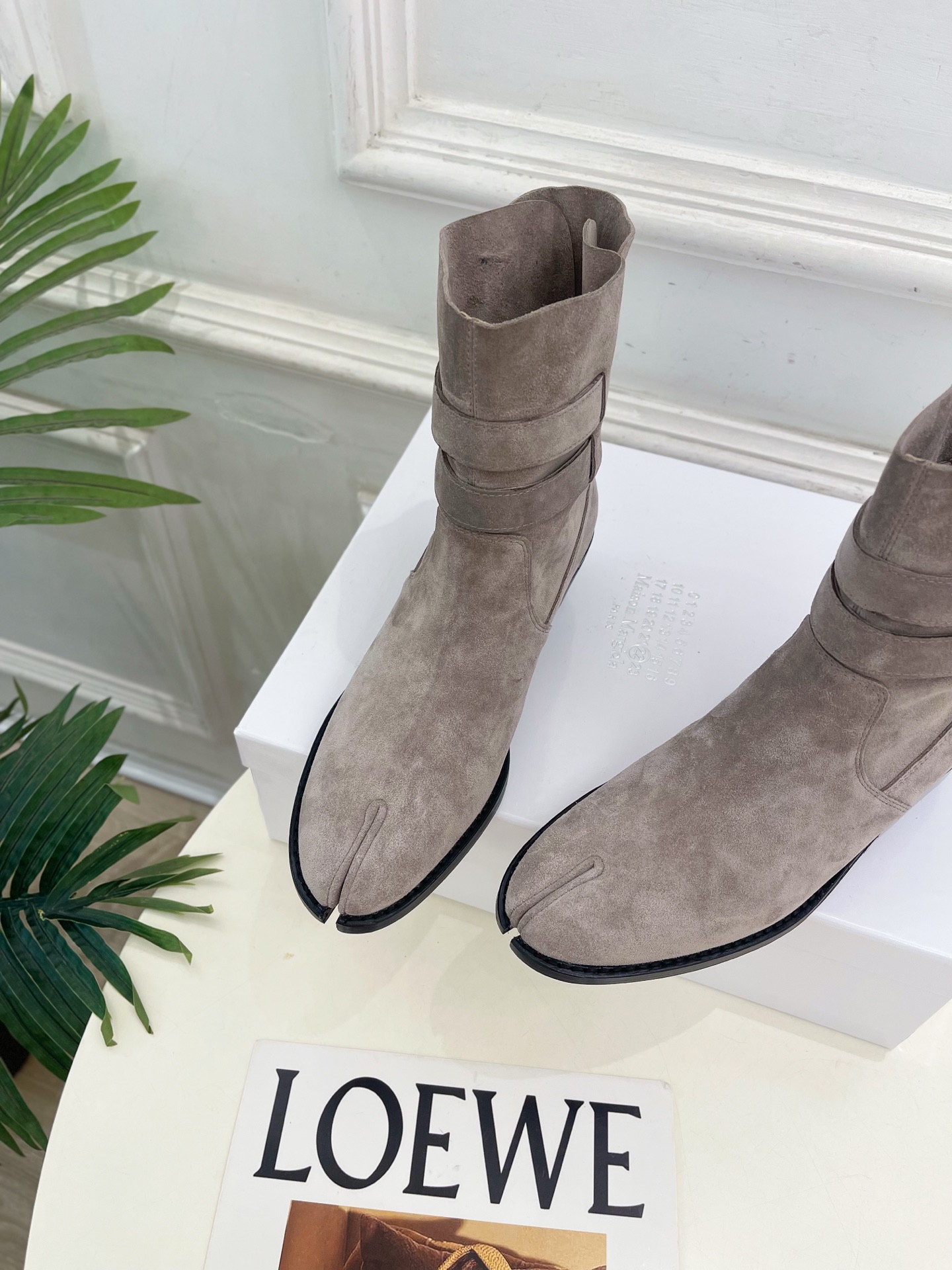 Maison Margiela· 马吉拉26𝐬𝐬 2026秋冬新品 MM6复古皮带扣分趾粗跟短靴———————— MM Maison Margiela· 马吉拉26𝐬𝐬 2026秋冬新品 MM6复古皮带扣分趾粗跟短靴———————— MM