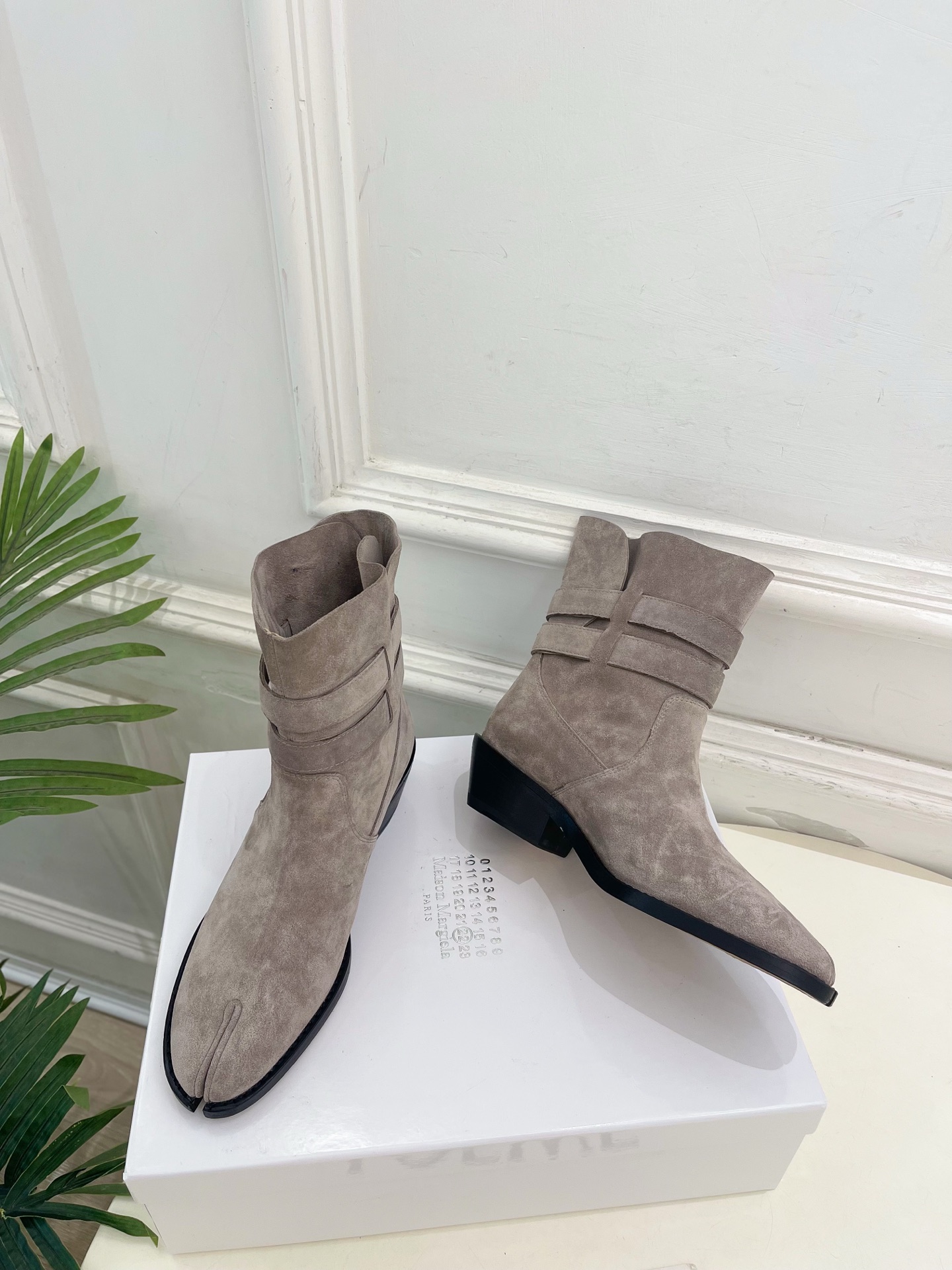 Maison Margiela· 马吉拉26𝐬𝐬 2026秋冬新品 MM6复古皮带扣分趾粗跟短靴———————— MM Maison Margiela· 马吉拉26𝐬𝐬 2026秋冬新品 MM6复古皮带扣分趾粗跟短靴———————— MM
