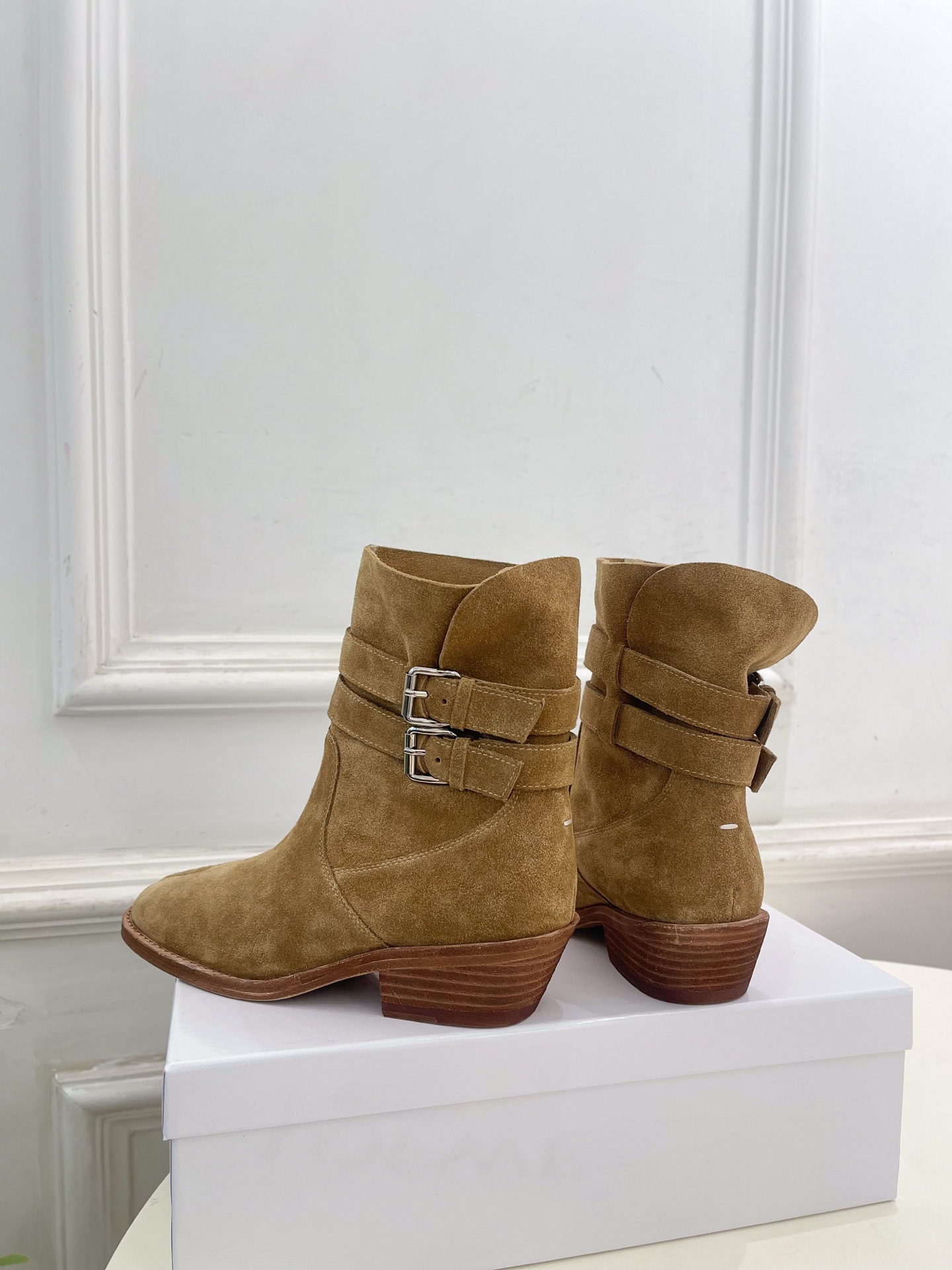 Maison Margiela· 马吉拉26𝐬𝐬 2026秋冬新品 MM6复古皮带扣分趾粗跟短靴———————— MM Maison Margiela· 马吉拉26𝐬𝐬 2026秋冬新品 MM6复古皮带扣分趾粗跟短靴———————— MM