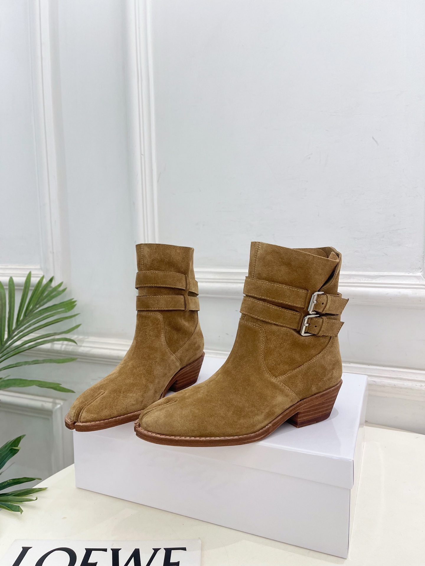 Maison Margiela· 马吉拉26𝐬𝐬 2026秋冬新品 MM6复古皮带扣分趾粗跟短靴———————— MM Maison Margiela· 马吉拉26𝐬𝐬 2026秋冬新品 MM6复古皮带扣分趾粗跟短靴———————— MM