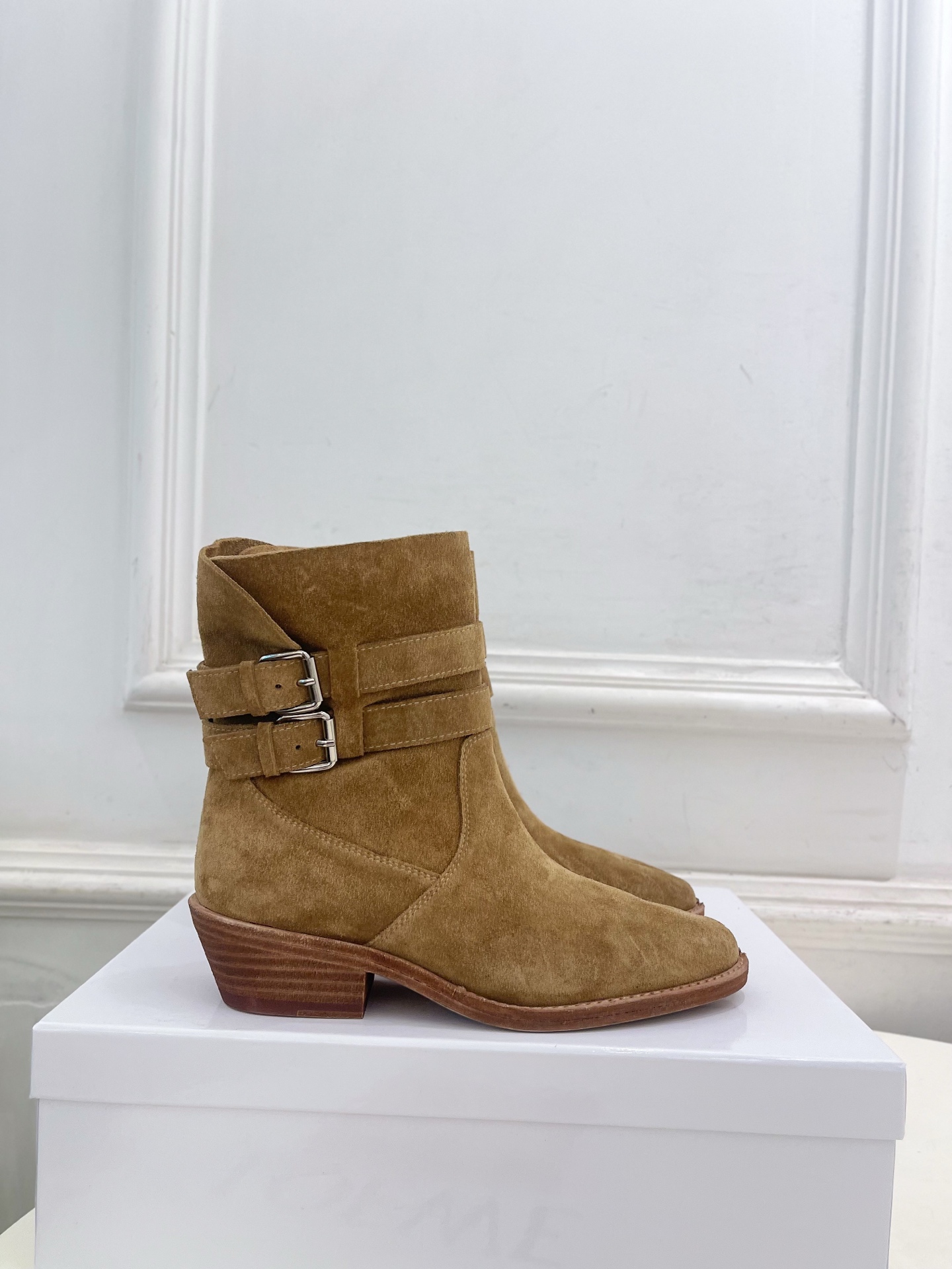 Maison Margiela· 马吉拉26𝐬𝐬 2026秋冬新品 MM6复古皮带扣分趾粗跟短靴———————— MM Maison Margiela· 马吉拉26𝐬𝐬 2026秋冬新品 MM6复古皮带扣分趾粗跟短靴———————— MM