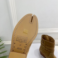 Maison Margiela· 马吉拉26𝐬𝐬 2026秋冬新品 MM6复古皮带扣分趾粗跟短靴———————— MM Maison Margiela· 马吉拉26𝐬𝐬 2026秋冬新品 MM6复古皮带扣分趾粗跟短靴———————— MM