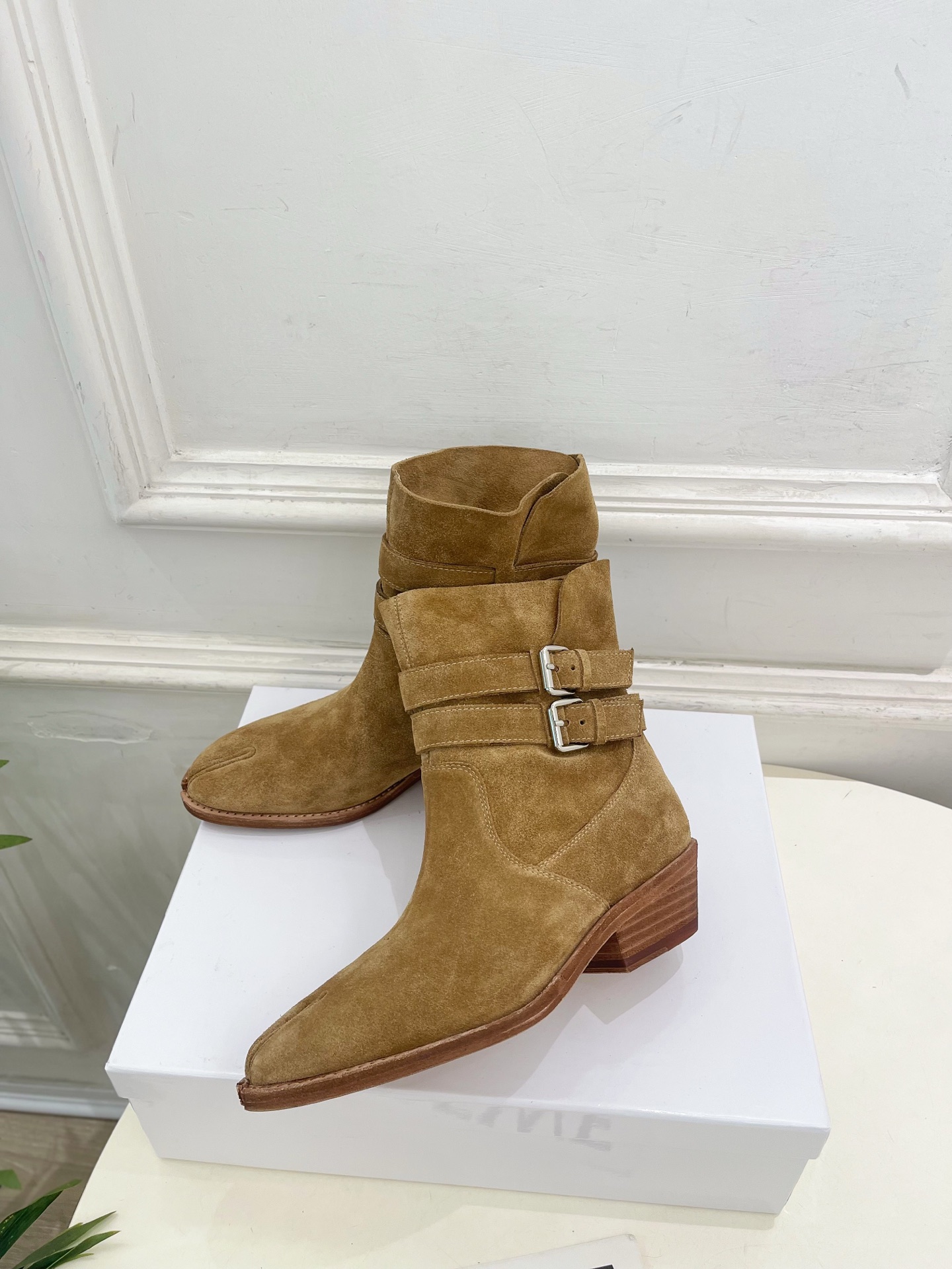 Maison Margiela· 马吉拉26𝐬𝐬 2026秋冬新品 MM6复古皮带扣分趾粗跟短靴———————— MM Maison Margiela· 马吉拉26𝐬𝐬 2026秋冬新品 MM6复古皮带扣分趾粗跟短靴———————— MM