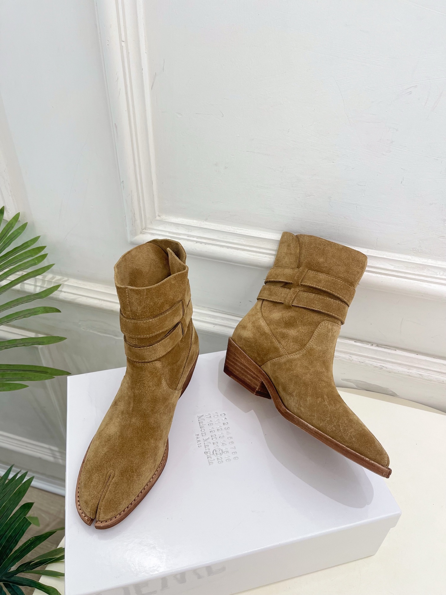 Maison Margiela· 马吉拉26𝐬𝐬 2026秋冬新品 MM6复古皮带扣分趾粗跟短靴———————— MM Maison Margiela· 马吉拉26𝐬𝐬 2026秋冬新品 MM6复古皮带扣分趾粗跟短靴———————— MM