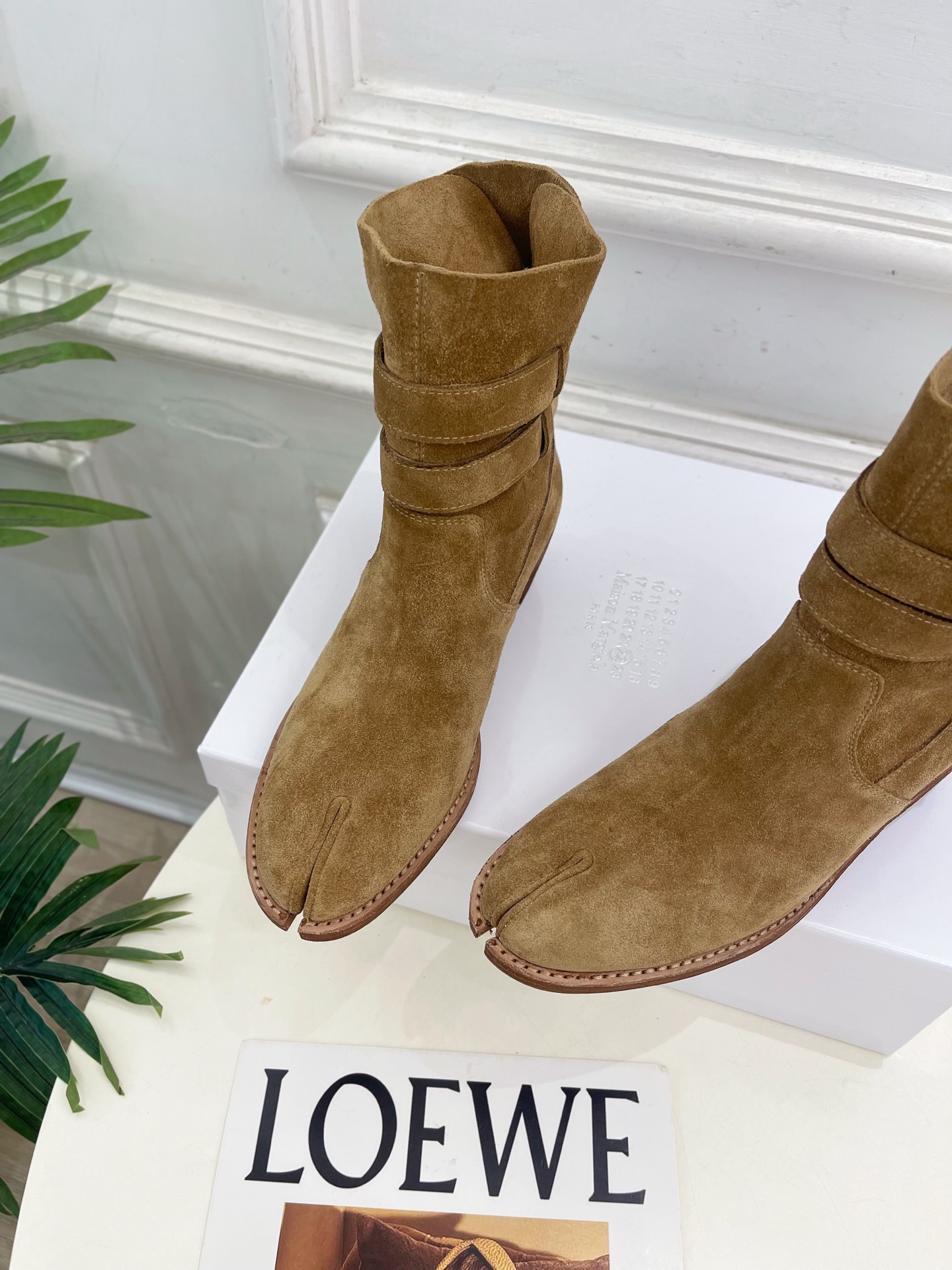 Maison Margiela· 马吉拉26𝐬𝐬 2026秋冬新品 MM6复古皮带扣分趾粗跟短靴———————— MM Maison Margiela· 马吉拉26𝐬𝐬 2026秋冬新品 MM6复古皮带扣分趾粗跟短靴———————— MM