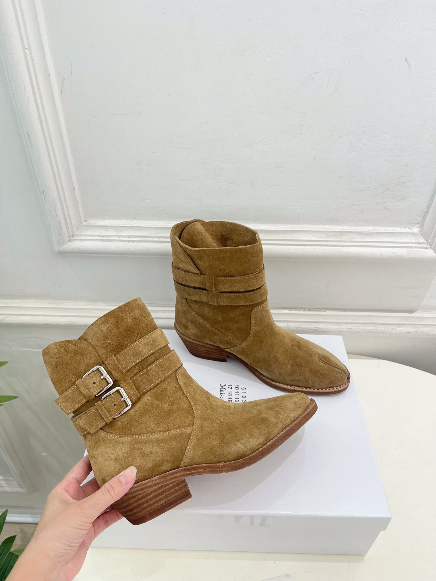 Maison Margiela· 马吉拉26𝐬𝐬 2026秋冬新品 MM6复古皮带扣分趾粗跟短靴———————— MM Maison Margiela· 马吉拉26𝐬𝐬 2026秋冬新品 MM6复古皮带扣分趾粗跟短靴———————— MM