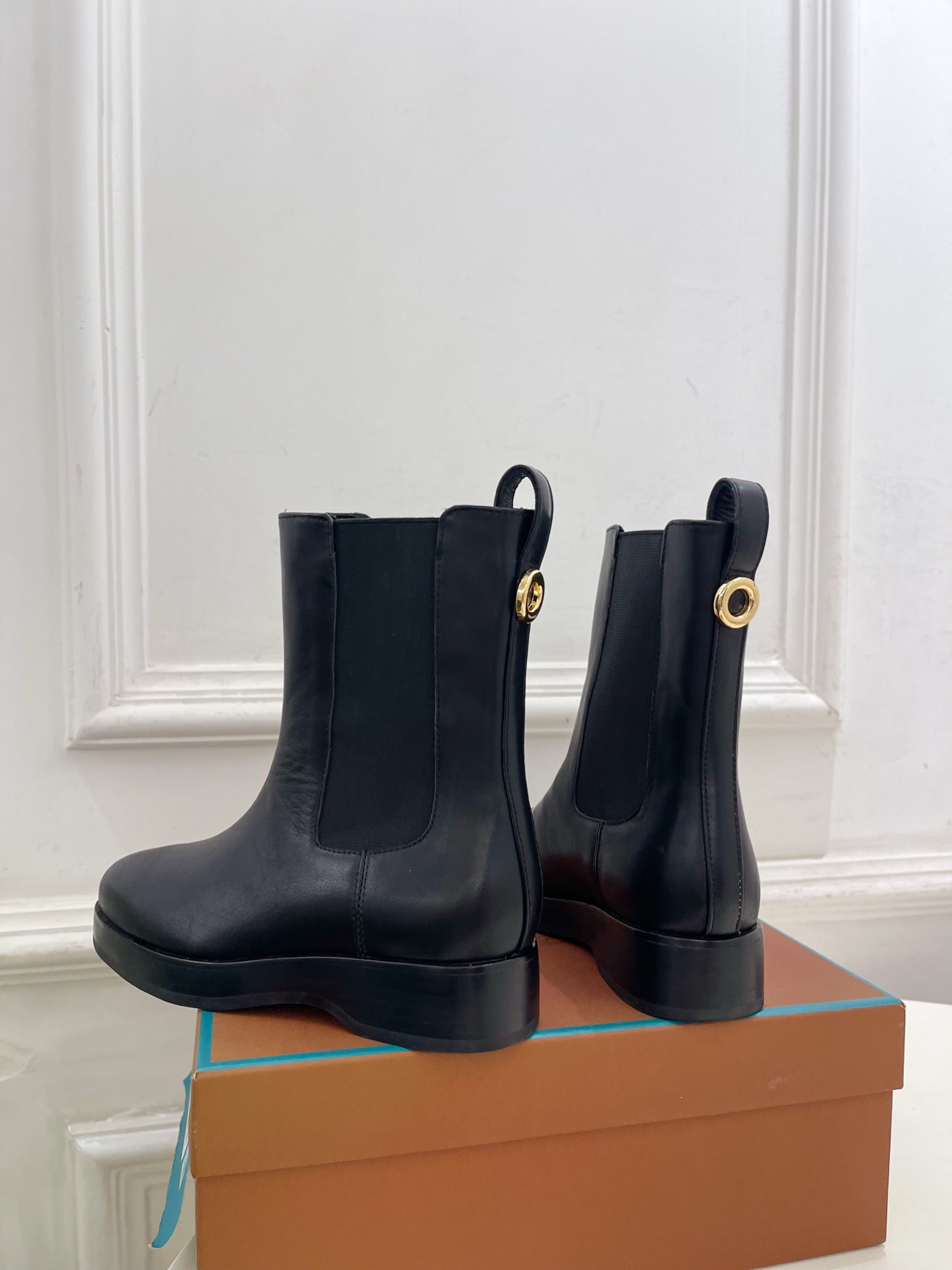 Loro Piana 乐悠翩雅 代购级别⚠️2026秋冬新品 复古简约切尔西短靴————————— LP是意大利顶级奢 Loro Piana 乐悠翩雅 代购级别⚠️2026秋冬新品 复古简约切尔西短靴————————— LP是意大利顶级奢