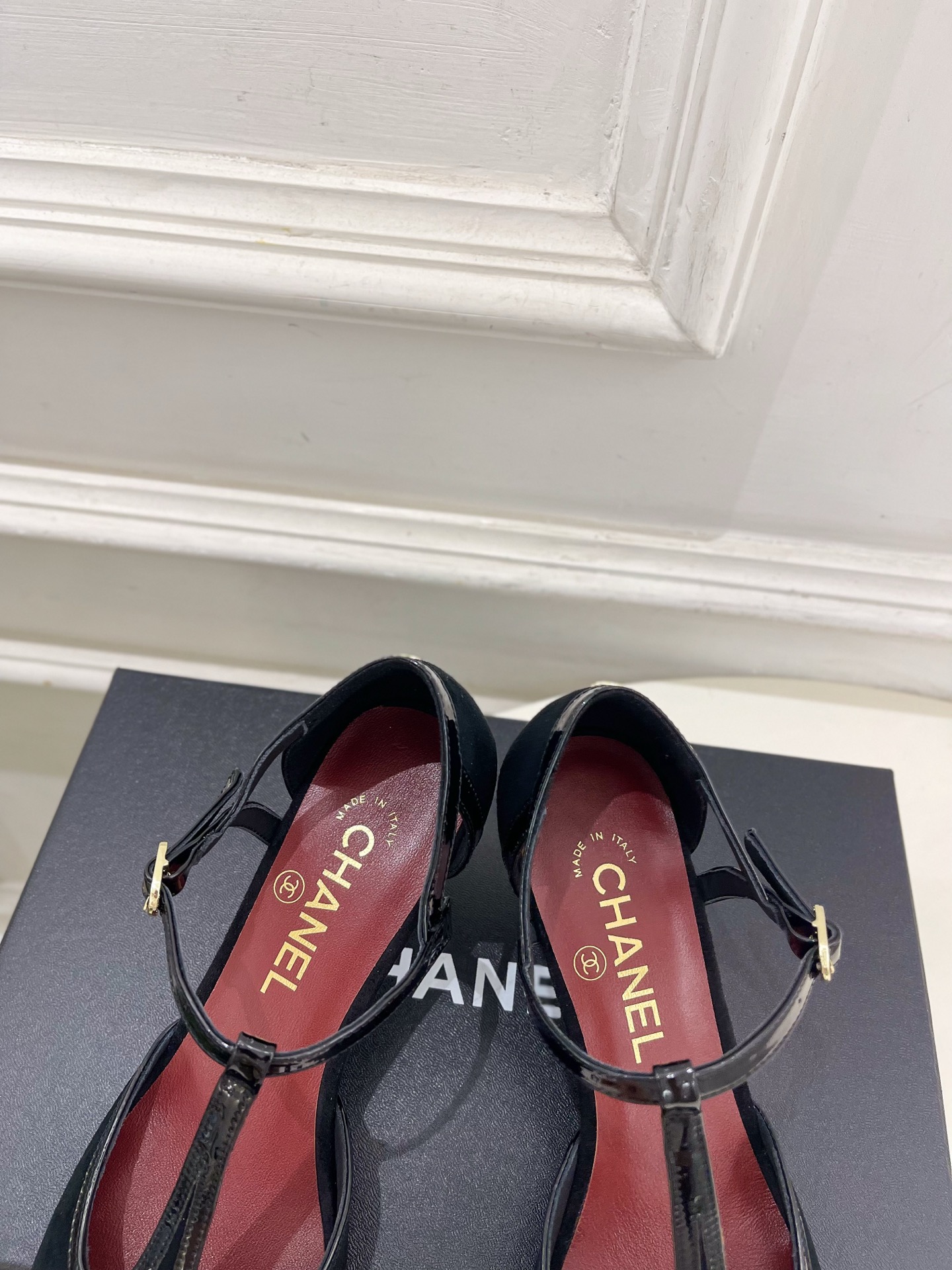 𝐂𝐇𝐀𝐍𝐄𝐋 | 小香 26𝐬𝐬 🦋2026 秋冬新品 专柜经典走秀款 小香双C拼色T字带中空凉鞋 系列上新〰 🍬 𝐂𝐇𝐀𝐍𝐄𝐋 | 小香 26𝐬𝐬 🦋2026 秋冬新品 专柜经典走秀款 小香双C拼色T字带中空凉鞋 系列上新〰 🍬