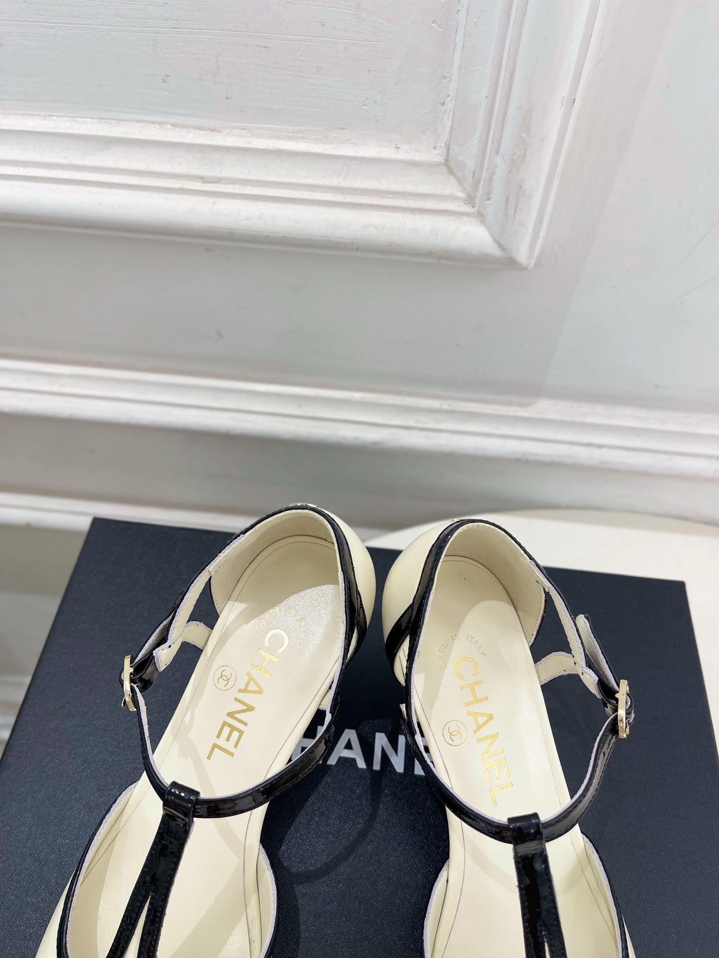 𝐂𝐇𝐀𝐍𝐄𝐋 | 小香 26𝐬𝐬 🦋2026 秋冬新品 专柜经典走秀款 小香双C拼色T字带中空凉鞋 系列上新〰 🍬 𝐂𝐇𝐀𝐍𝐄𝐋 | 小香 26𝐬𝐬 🦋2026 秋冬新品 专柜经典走秀款 小香双C拼色T字带中空凉鞋 系列上新〰 🍬
