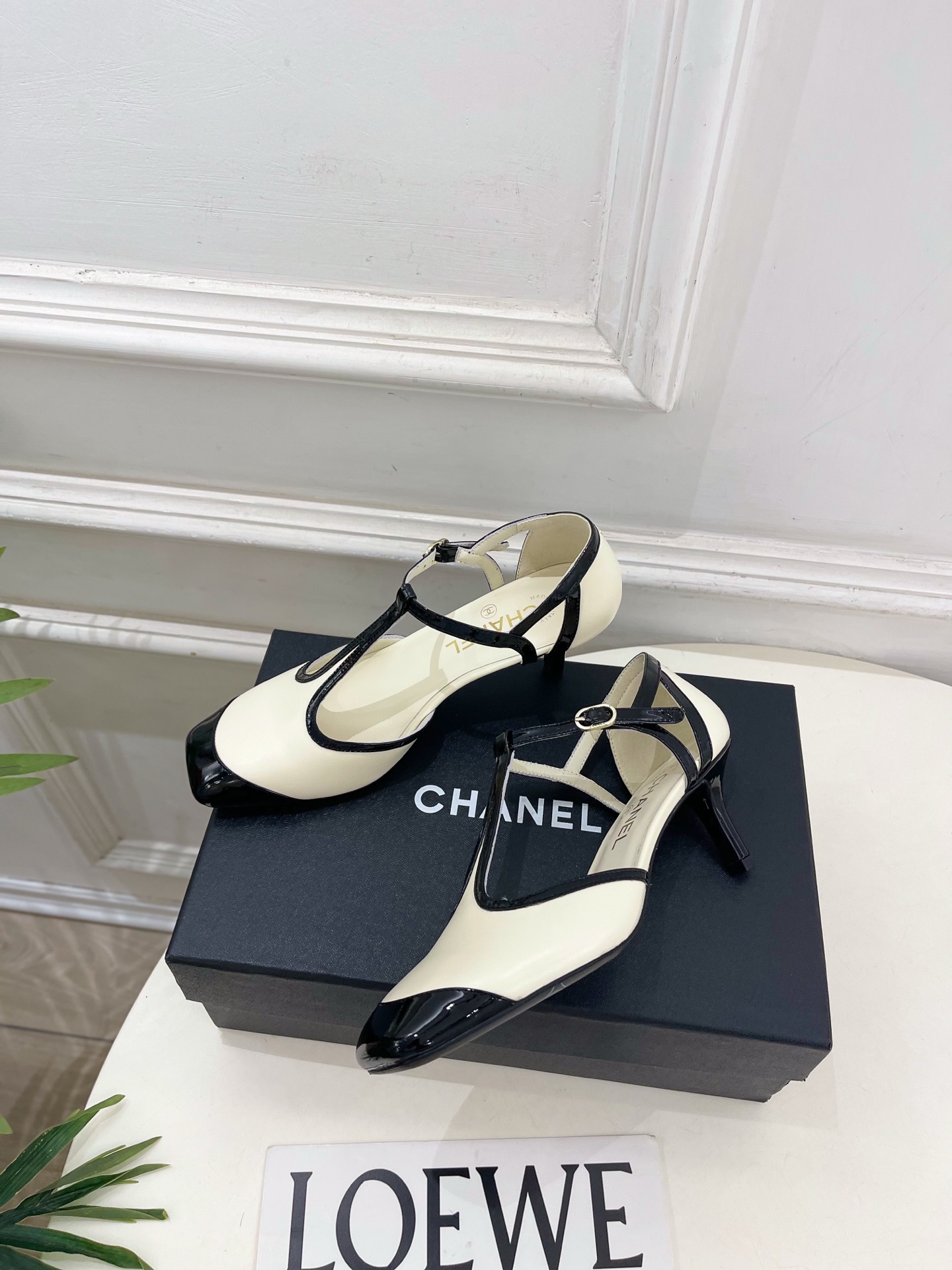 𝐂𝐇𝐀𝐍𝐄𝐋 | 小香 26𝐬𝐬 🦋2026 秋冬新品 专柜经典走秀款 小香双C拼色T字带中空凉鞋 系列上新〰 🍬 𝐂𝐇𝐀𝐍𝐄𝐋 | 小香 26𝐬𝐬 🦋2026 秋冬新品 专柜经典走秀款 小香双C拼色T字带中空凉鞋 系列上新〰 🍬