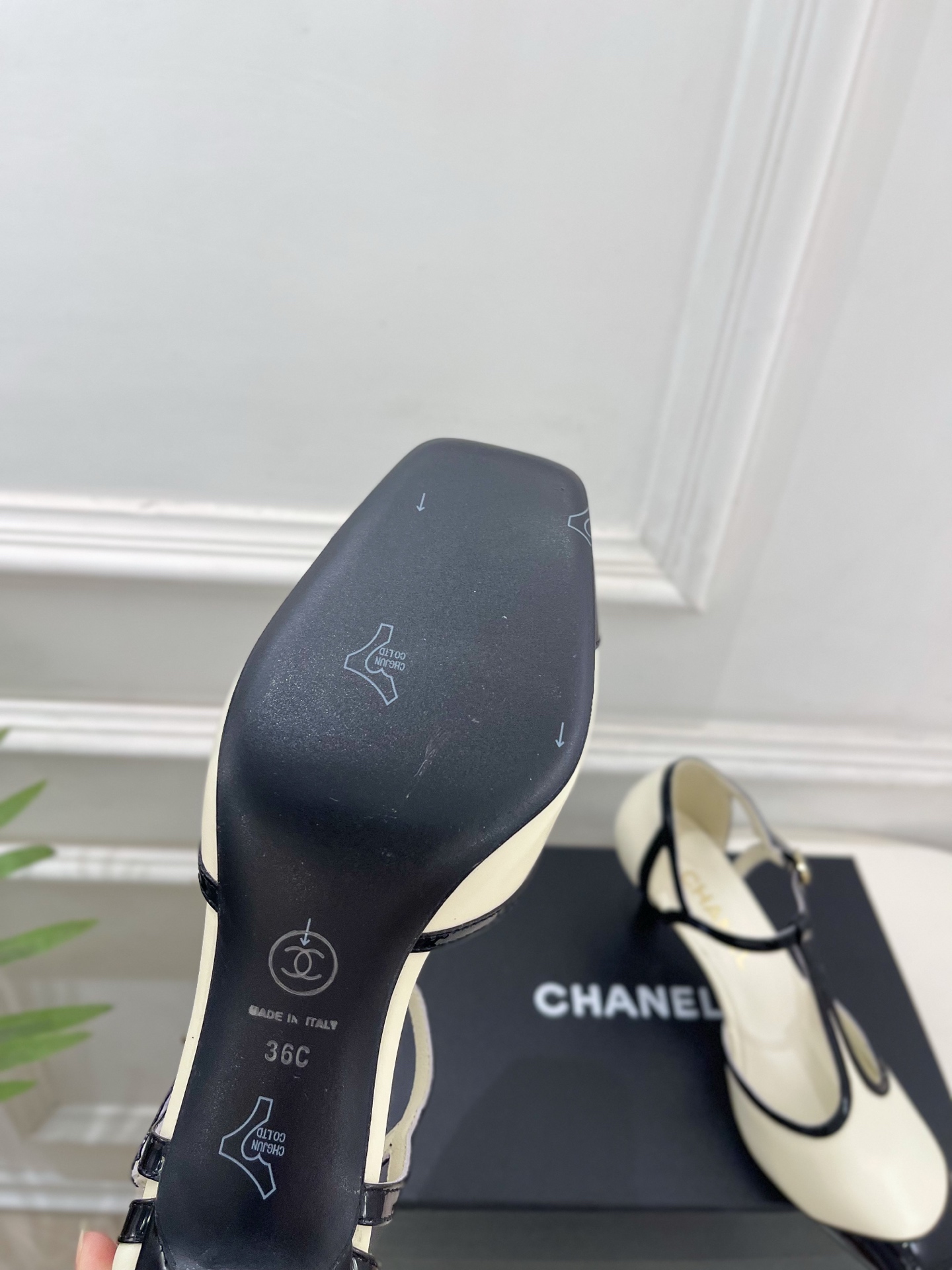 𝐂𝐇𝐀𝐍𝐄𝐋 | 小香 26𝐬𝐬 🦋2026 秋冬新品 专柜经典走秀款 小香双C拼色T字带中空凉鞋 系列上新〰 🍬 𝐂𝐇𝐀𝐍𝐄𝐋 | 小香 26𝐬𝐬 🦋2026 秋冬新品 专柜经典走秀款 小香双C拼色T字带中空凉鞋 系列上新〰 🍬