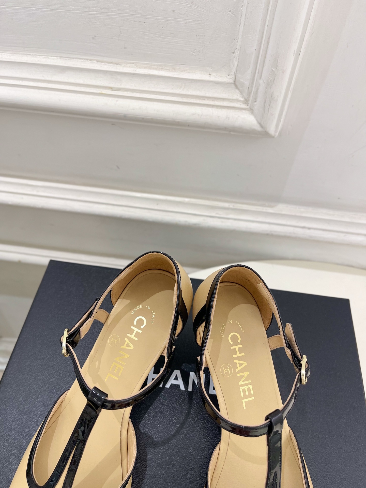 𝐂𝐇𝐀𝐍𝐄𝐋  | 小香  26𝐬𝐬  🦋2026 秋冬新品 专柜经典走秀款 小香双C拼色T字带中空凉鞋 系列上新〰 🍬