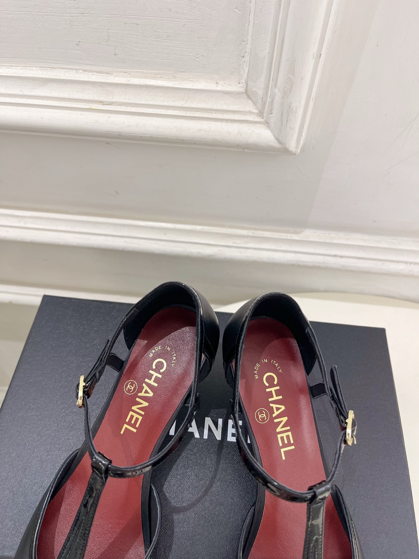 𝐂𝐇𝐀𝐍𝐄𝐋  | 小香  26𝐬𝐬  🦋2026 秋冬新品 专柜经典走秀款 小香双C拼色T字带中空凉鞋 系列上新〰 🍬