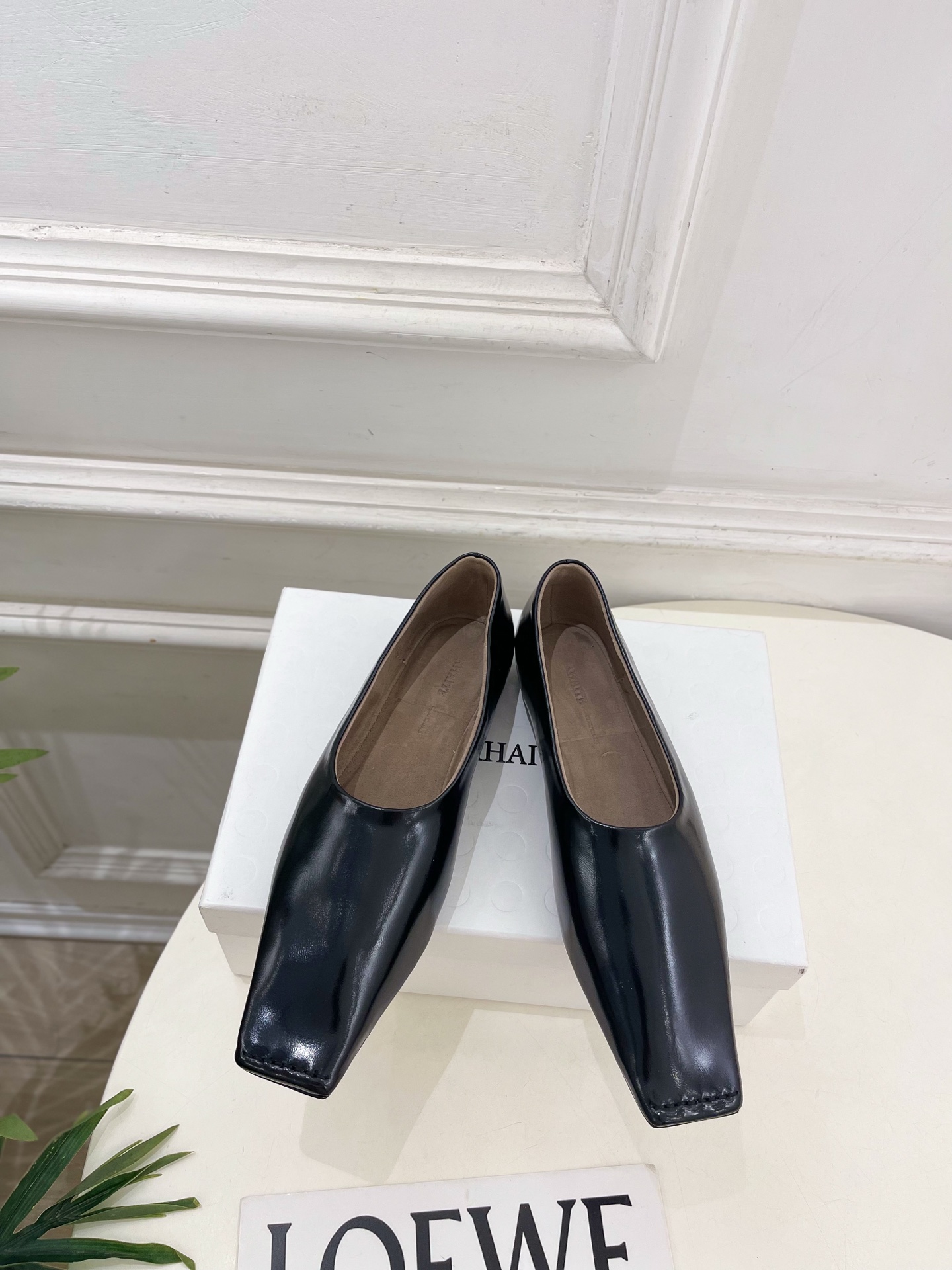 Khaite 2026秋冬新品 极简平底方头单鞋 奶奶鞋 ————————— 作为这两年最受欢迎的设计师牌,设计简单、 Khaite 2026秋冬新品 极简平底方头单鞋 奶奶鞋 ————————— 作为这两年最受欢迎的设计师牌,设计简单、