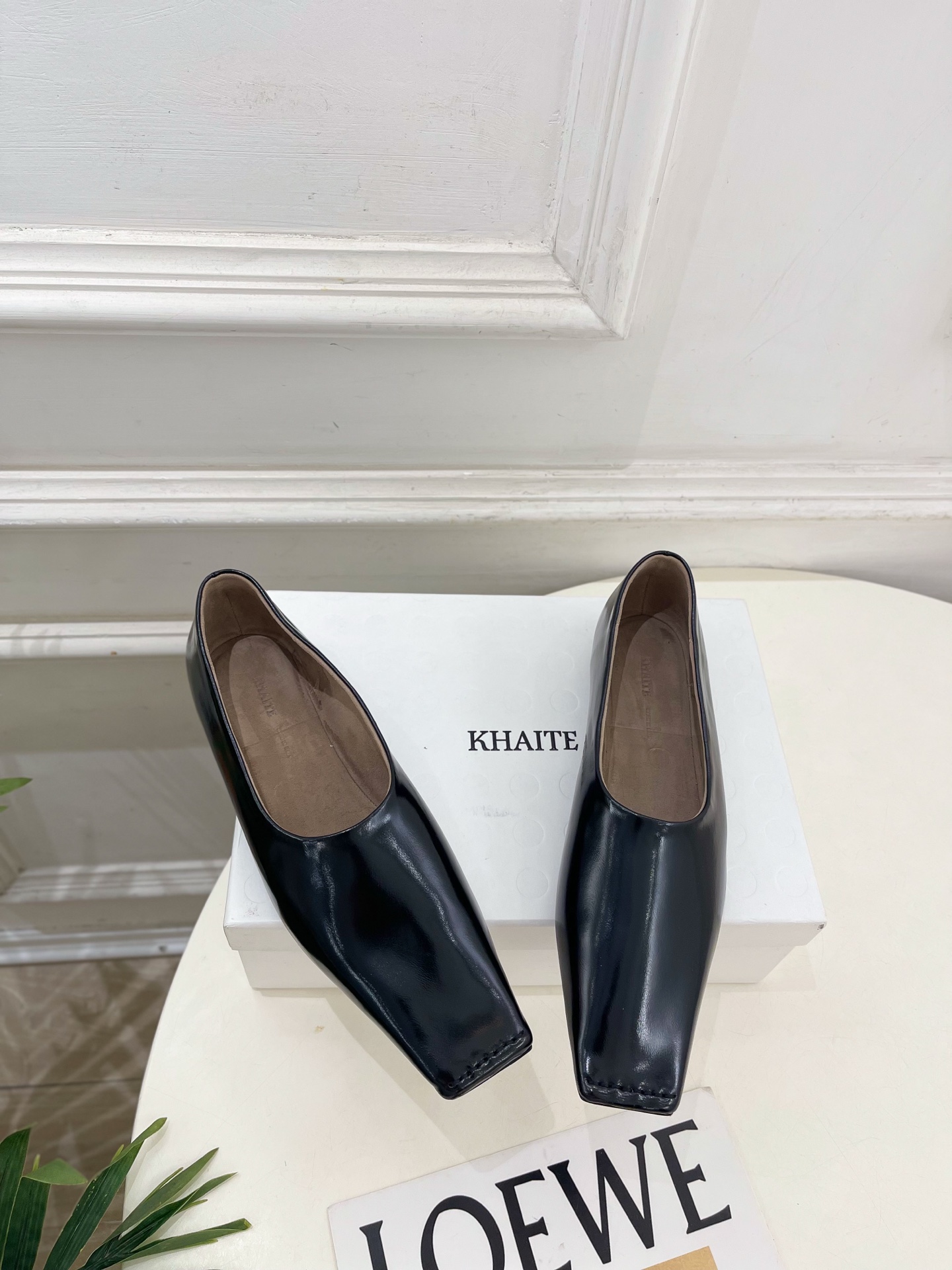 Khaite 2026秋冬新品 极简平底方头单鞋 奶奶鞋 ————————— 作为这两年最受欢迎的设计师牌,设计简单、 Khaite 2026秋冬新品 极简平底方头单鞋 奶奶鞋 ————————— 作为这两年最受欢迎的设计师牌,设计简单、