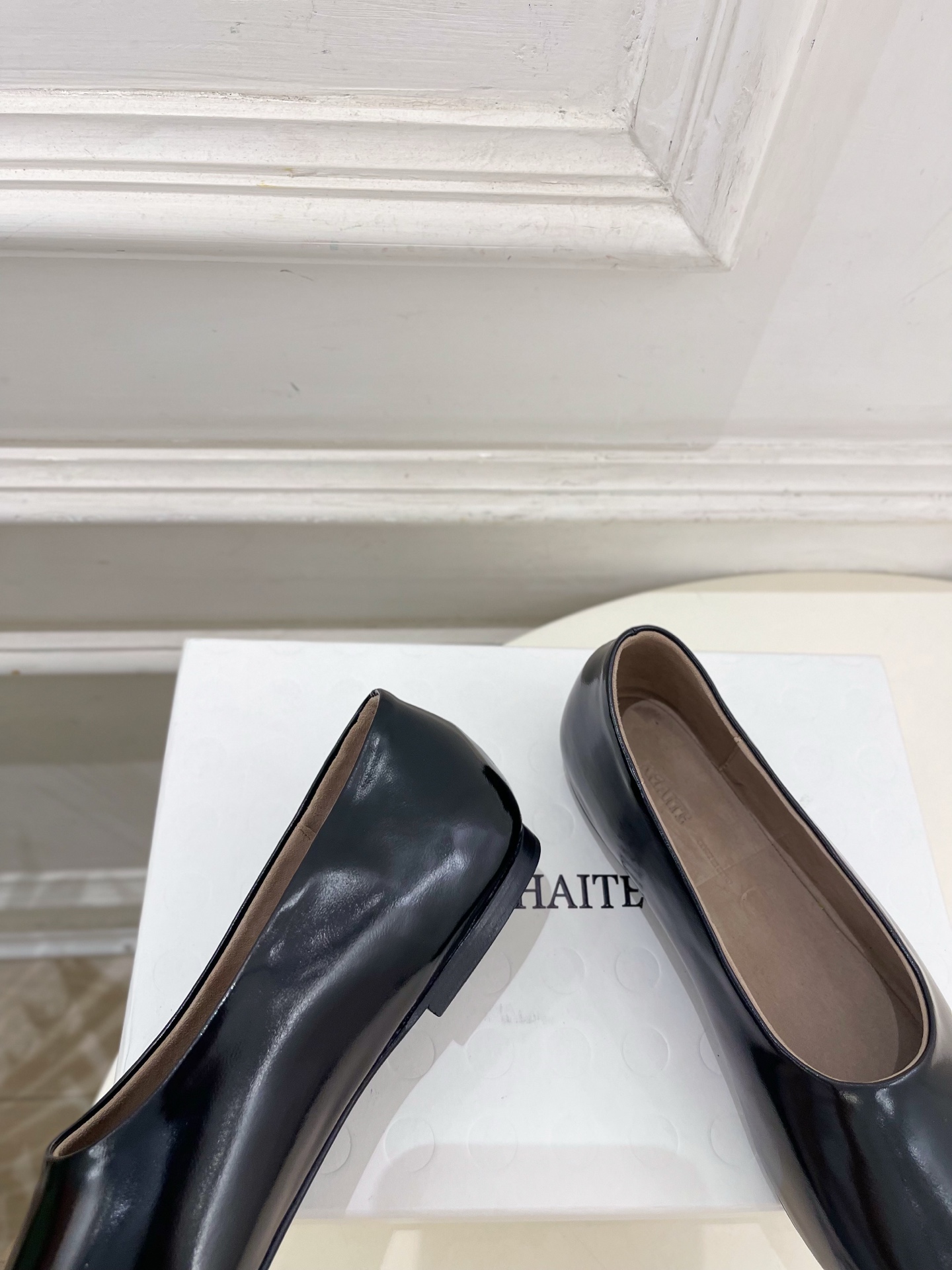 Khaite 2026秋冬新品 极简平底方头单鞋 奶奶鞋 ————————— 作为这两年最受欢迎的设计师牌,设计简单、 Khaite 2026秋冬新品 极简平底方头单鞋 奶奶鞋 ————————— 作为这两年最受欢迎的设计师牌,设计简单、