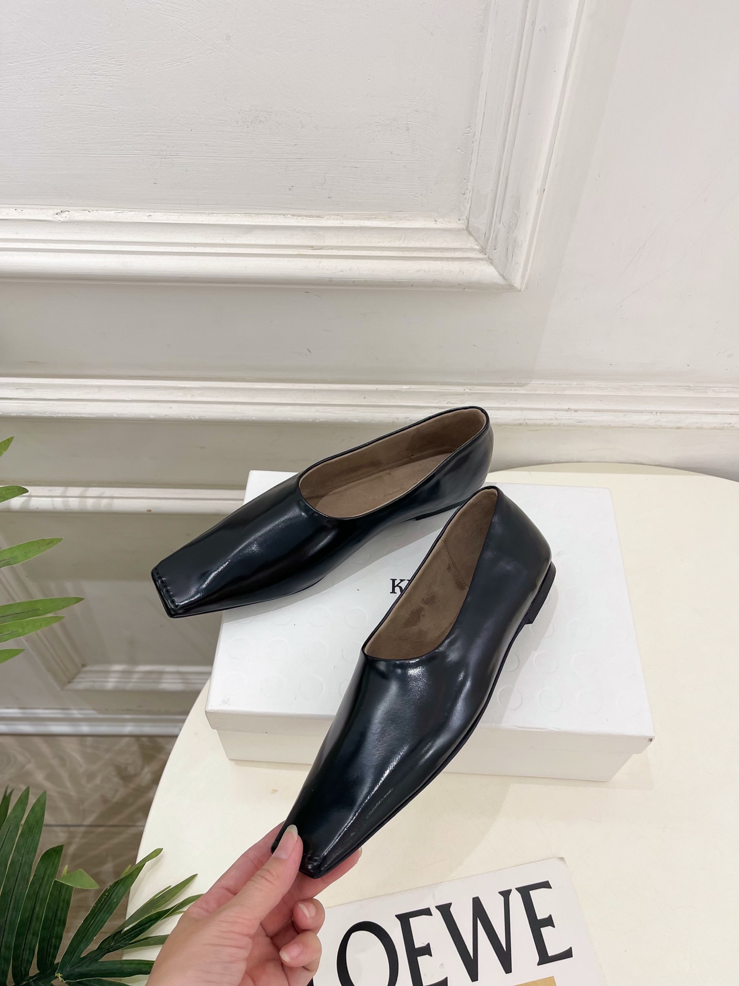 Khaite 2026秋冬新品 极简平底方头单鞋 奶奶鞋 ————————— 作为这两年最受欢迎的设计师牌,设计简单、 Khaite 2026秋冬新品 极简平底方头单鞋 奶奶鞋 ————————— 作为这两年最受欢迎的设计师牌,设计简单、
