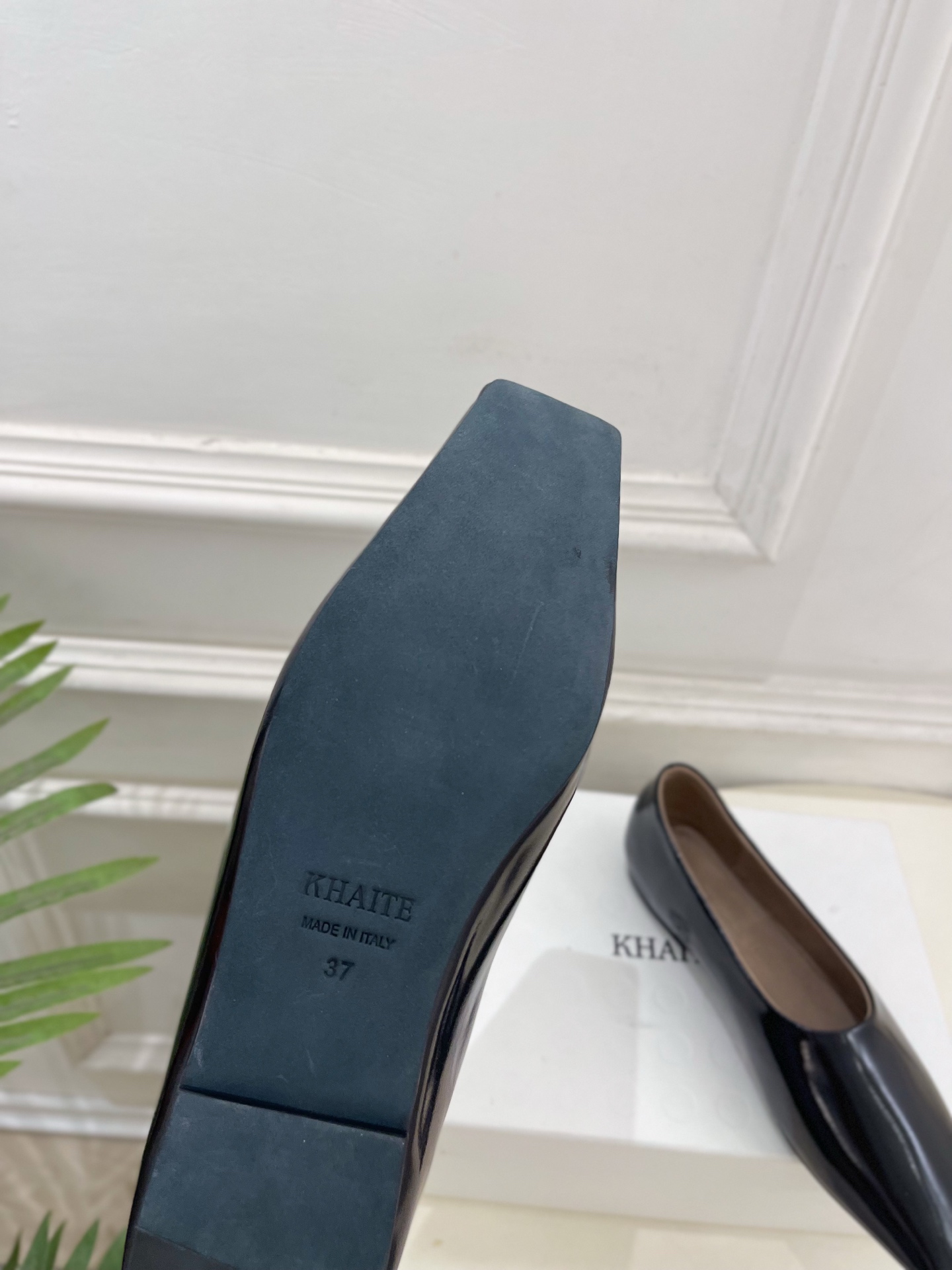 Khaite 2026秋冬新品 极简平底方头单鞋 奶奶鞋 ————————— 作为这两年最受欢迎的设计师牌,设计简单、 Khaite 2026秋冬新品 极简平底方头单鞋 奶奶鞋 ————————— 作为这两年最受欢迎的设计师牌,设计简单、