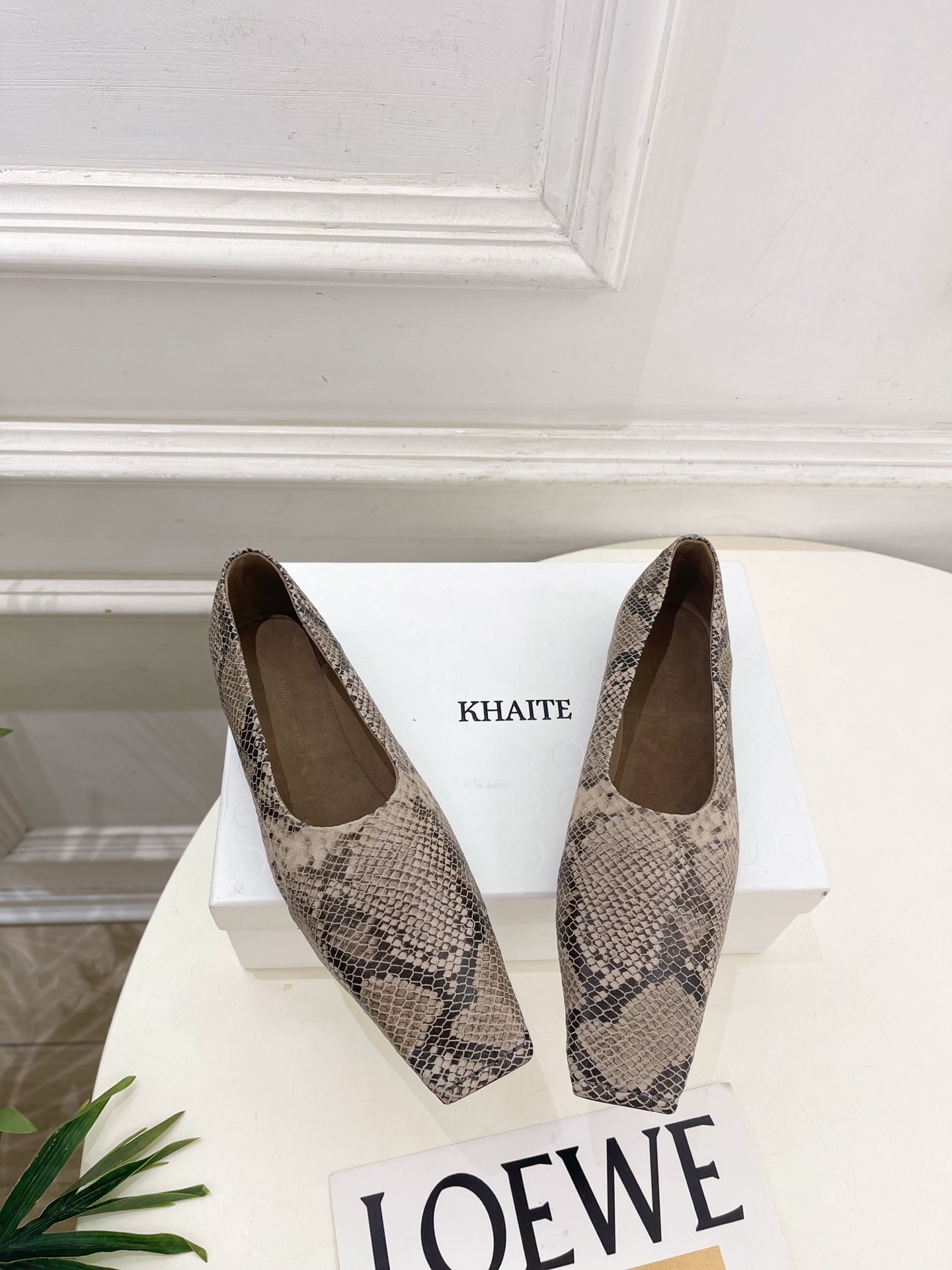 Khaite 2026秋冬新品 极简平底方头单鞋 奶奶鞋 ————————— 作为这两年最受欢迎的设计师牌,设计简单、 Khaite 2026秋冬新品 极简平底方头单鞋 奶奶鞋 ————————— 作为这两年最受欢迎的设计师牌,设计简单、