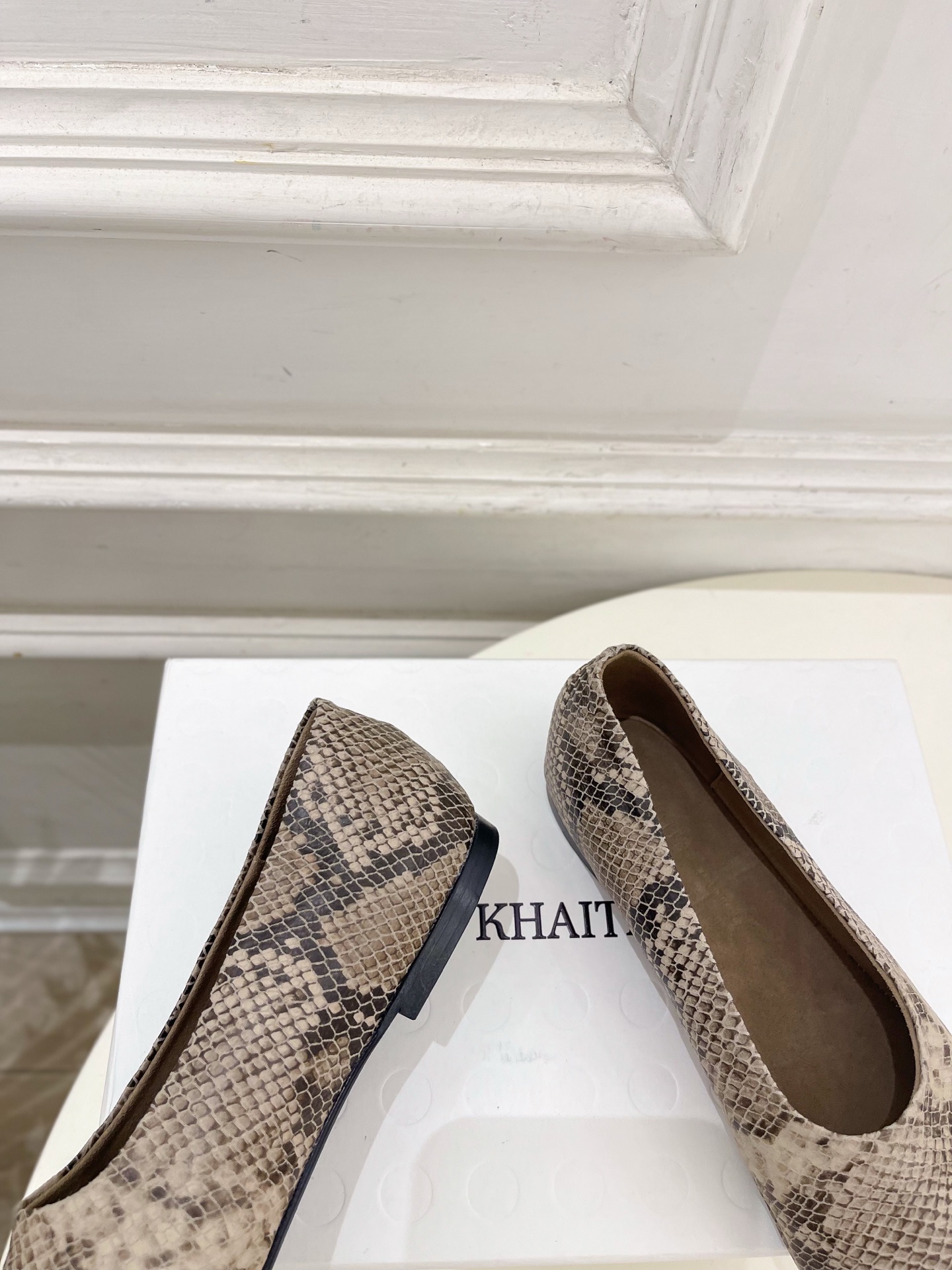 Khaite 2026秋冬新品 极简平底方头单鞋 奶奶鞋 ————————— 作为这两年最受欢迎的设计师牌,设计简单、 Khaite 2026秋冬新品 极简平底方头单鞋 奶奶鞋 ————————— 作为这两年最受欢迎的设计师牌,设计简单、